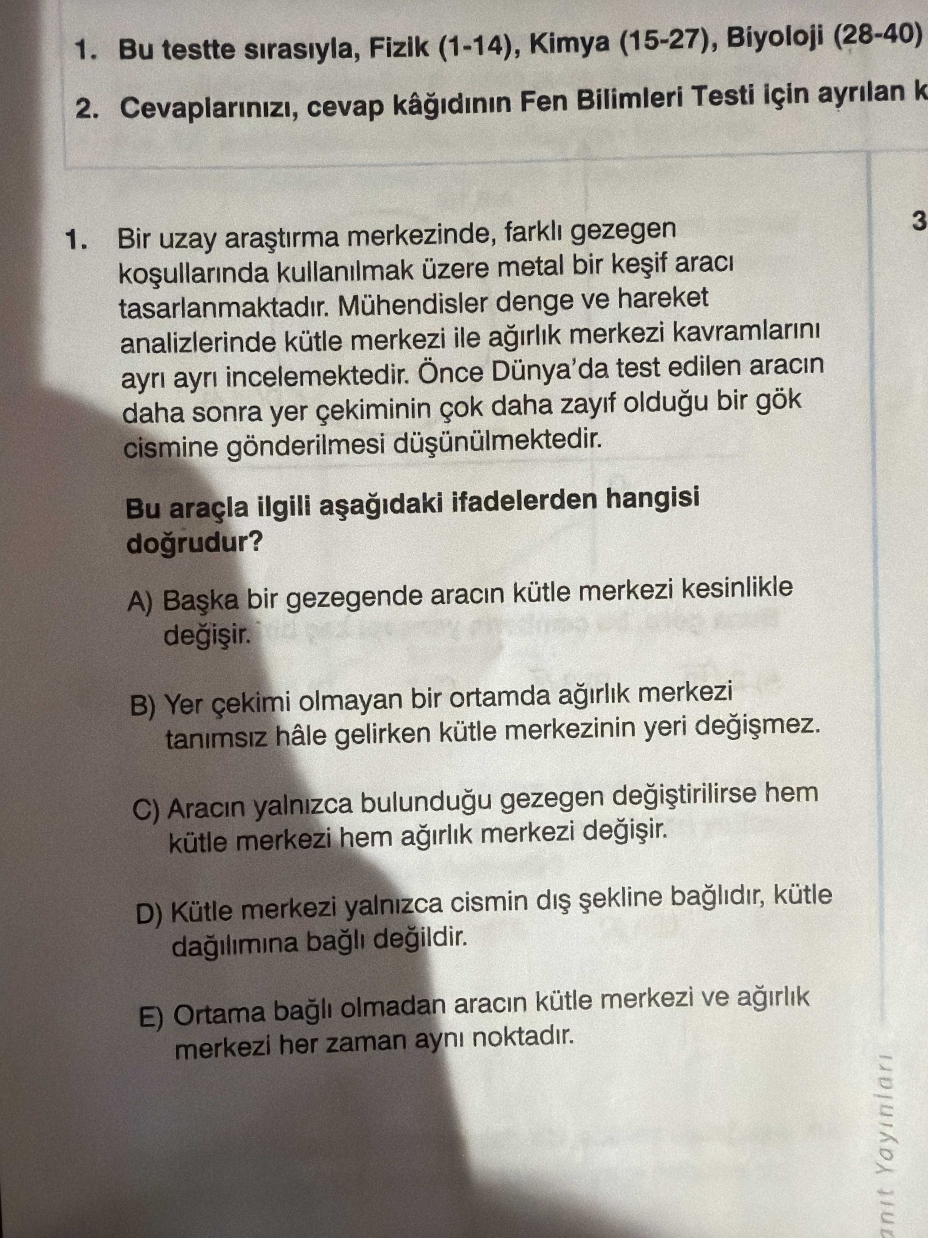 Bir uzay araştırma merkezinde, farklı gezegen koşullarında kullanılmak üzere metal bir keşif aracı