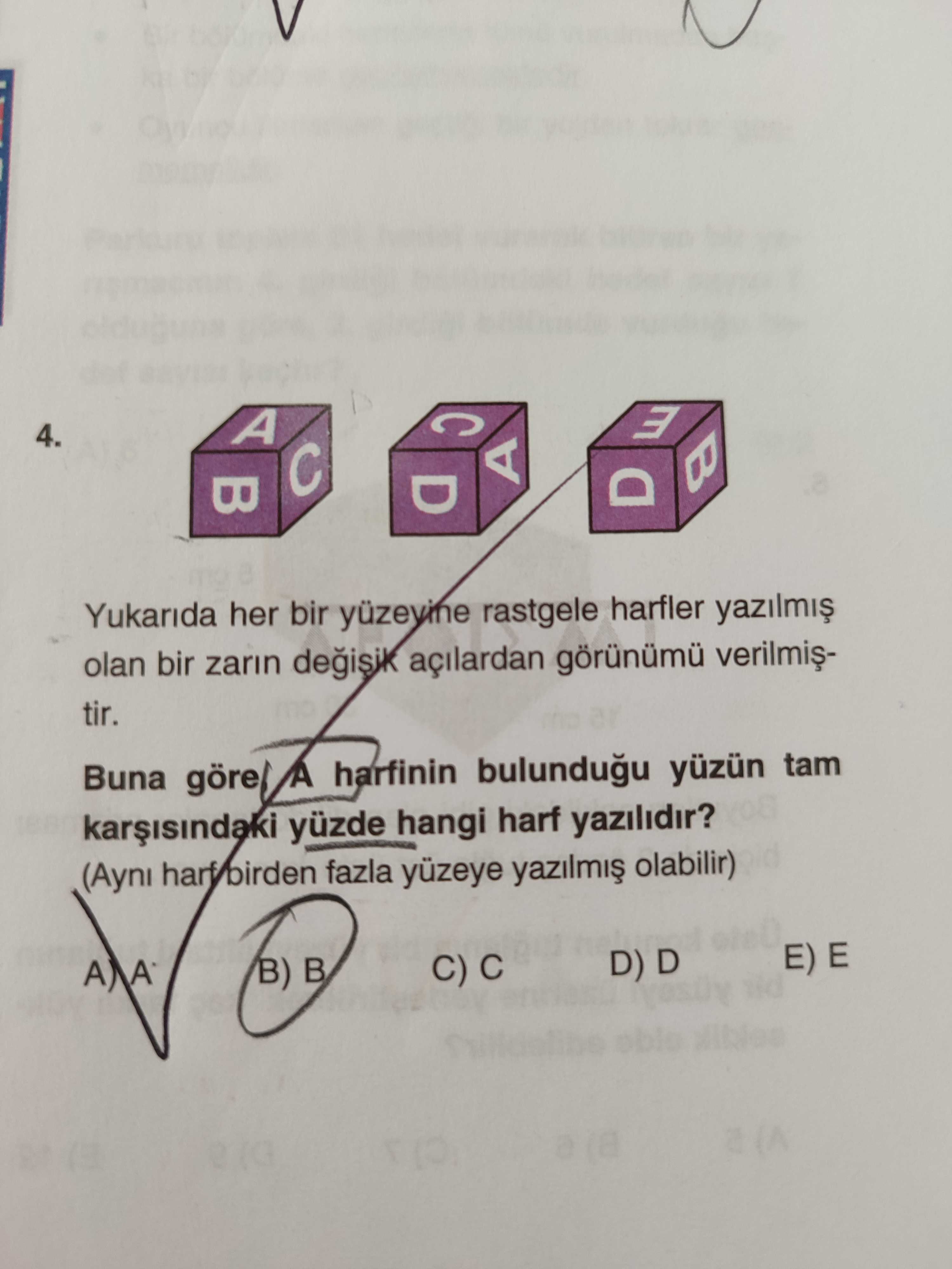 Yukarıda her bir yüzeyine rastgele harfler yazılmış olan bir zarın değişik açılardan görünümü