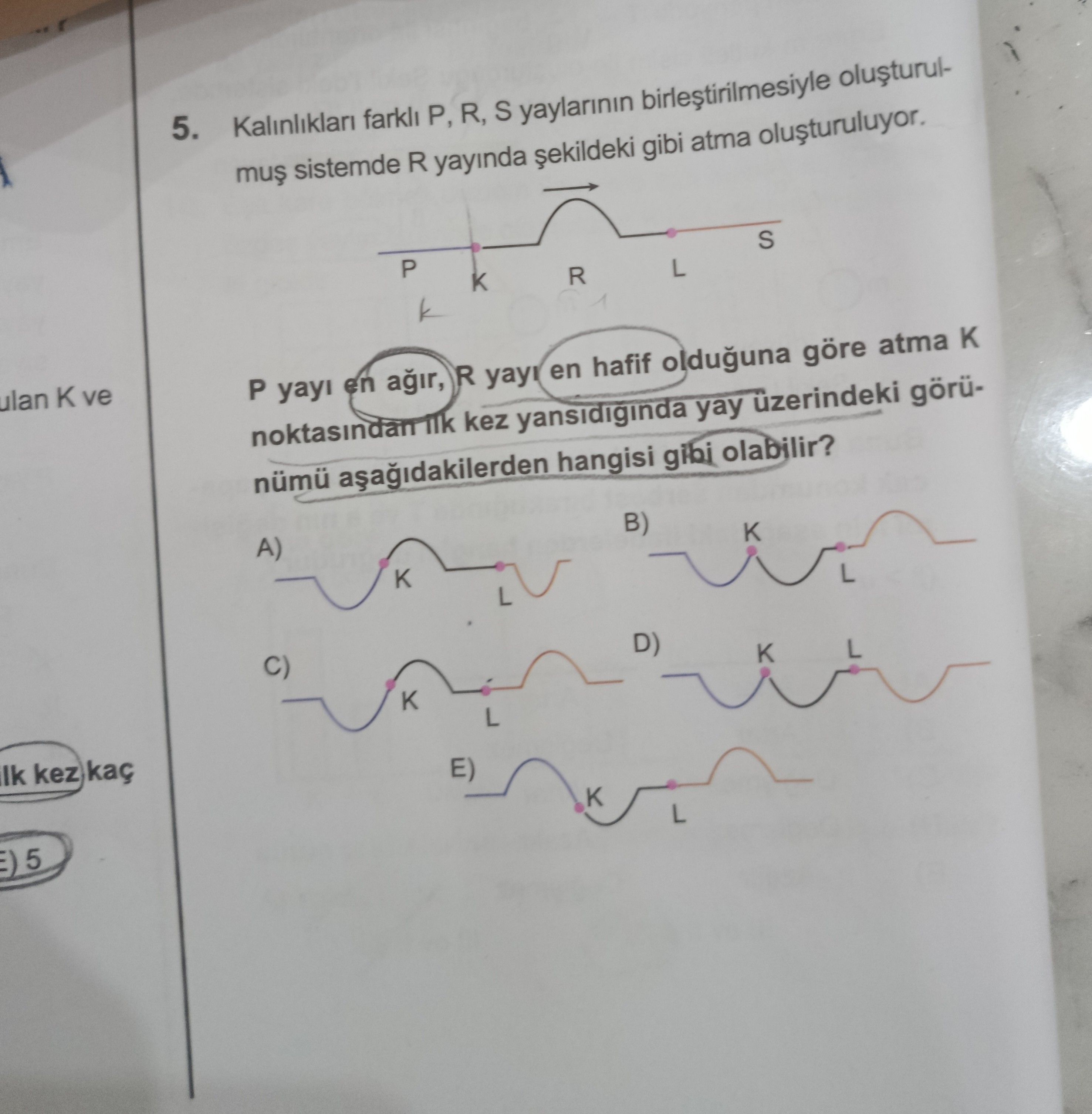 Kalınlıkları farklı P, R, S yaylarının birleştirilmesiyle oluşturulmuş sistemde R yayında şekildeki