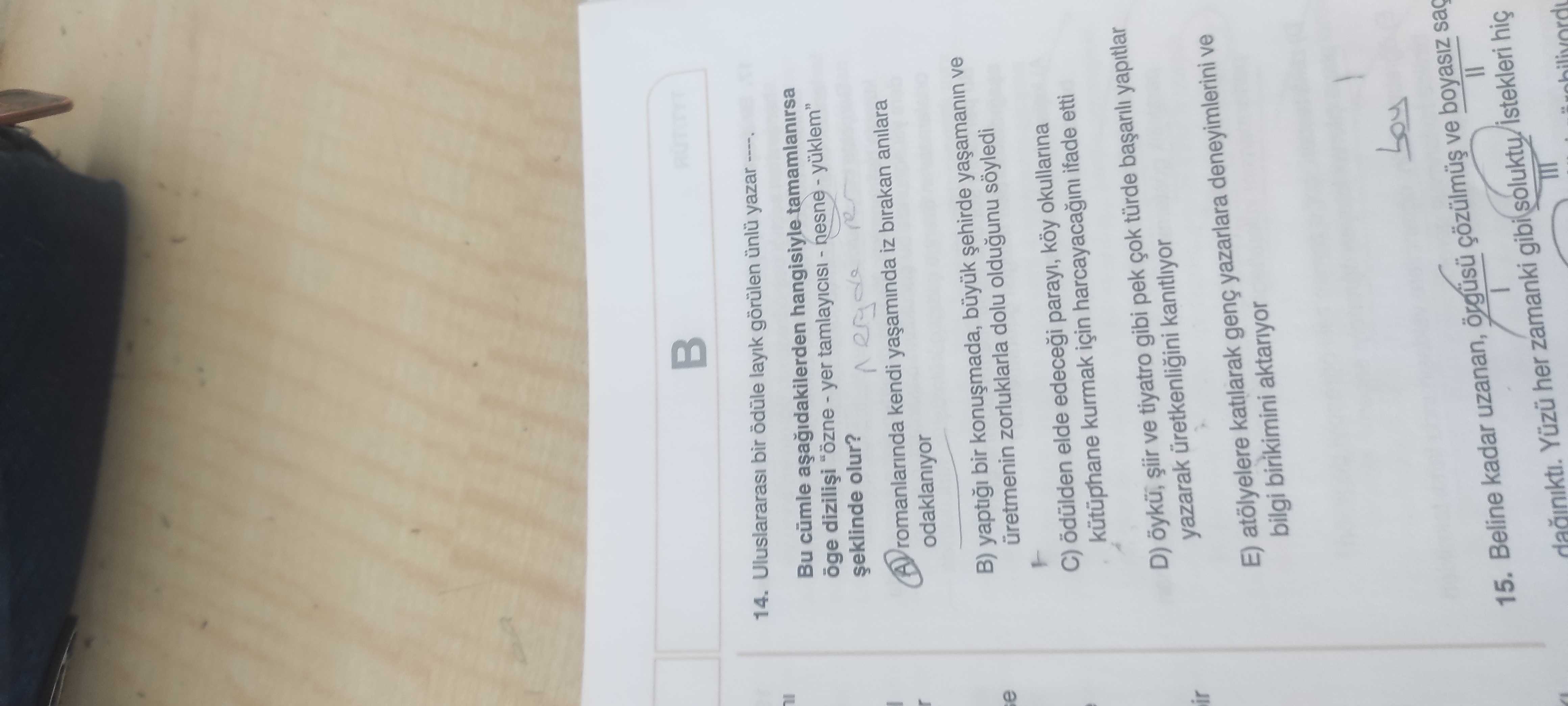 Uluslararası bir ödüle layık görülen ünlü yazar ----. Bu cümle aşağıdakilerden hangisiyle