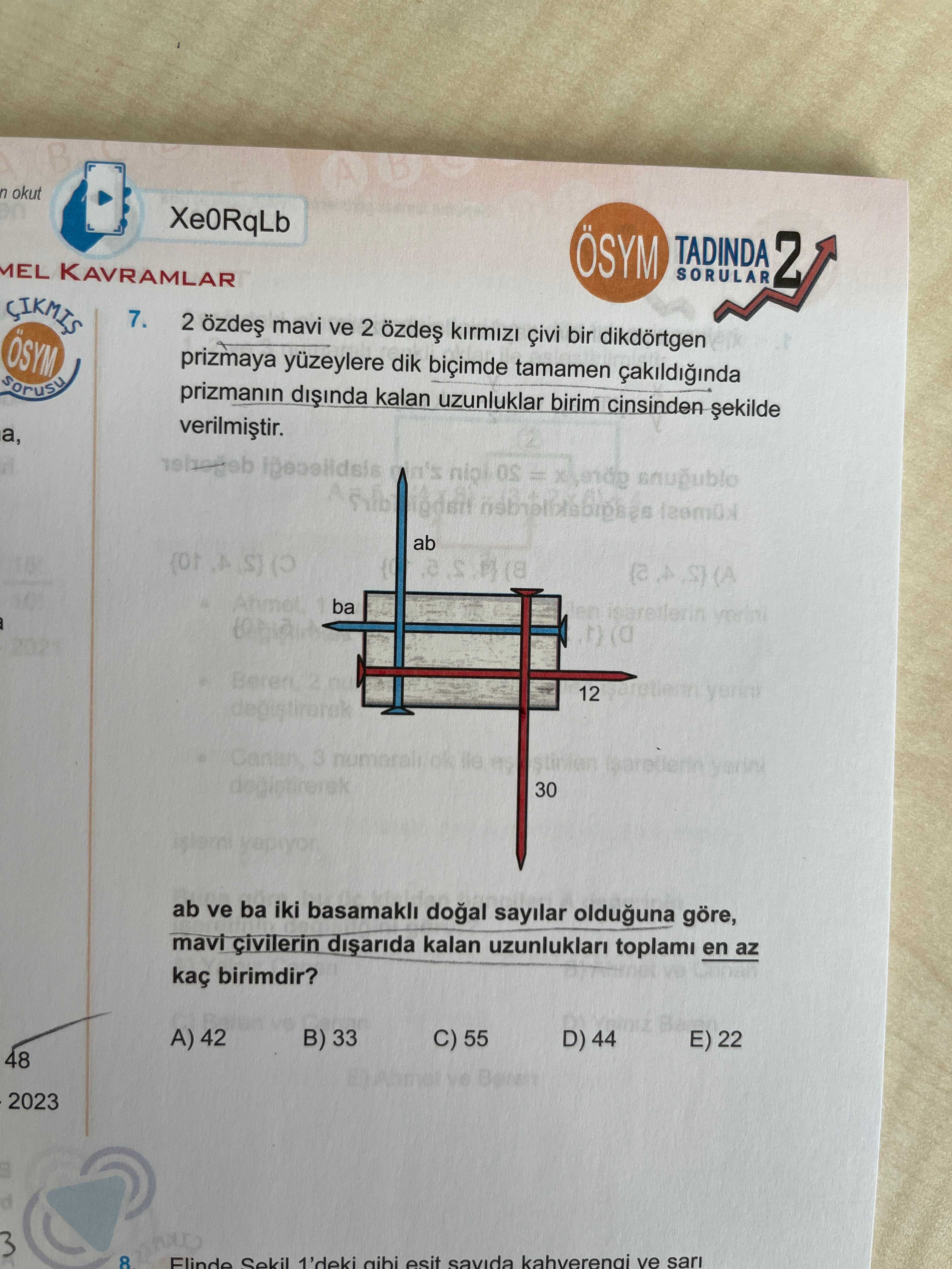 2 özdeş mavi ve 2 özdeş kırmızı çivi bir dikdörtgen prizmaya yüzeylere dik biçimde tamamen