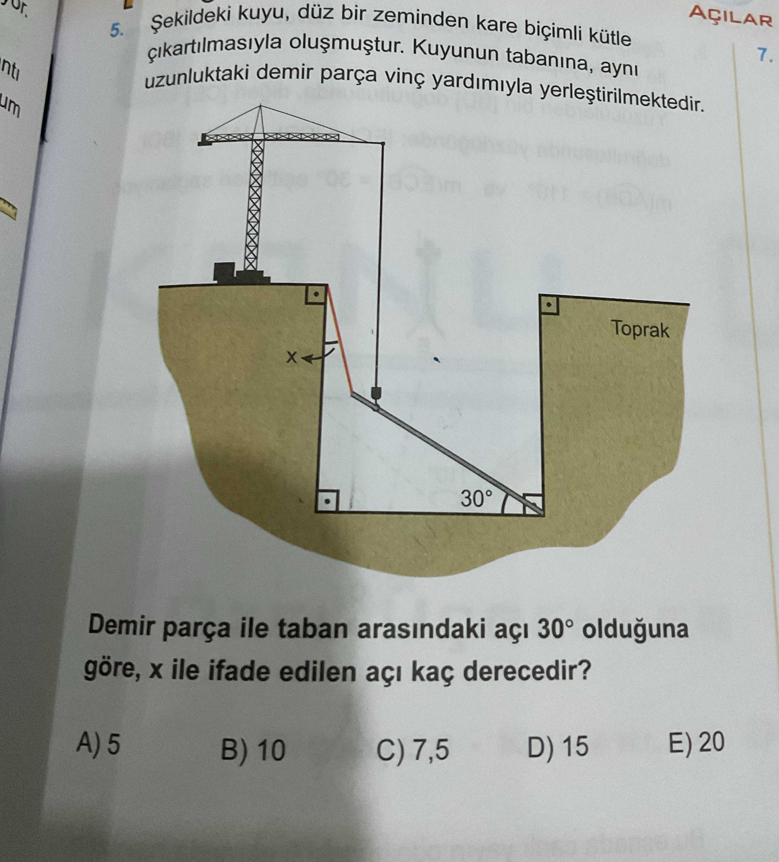 Şekildeki kuyu, düz bir zeminden kare biçimli kütle çıkartılmasıyla oluşmuştur. Kuyunun tabanına