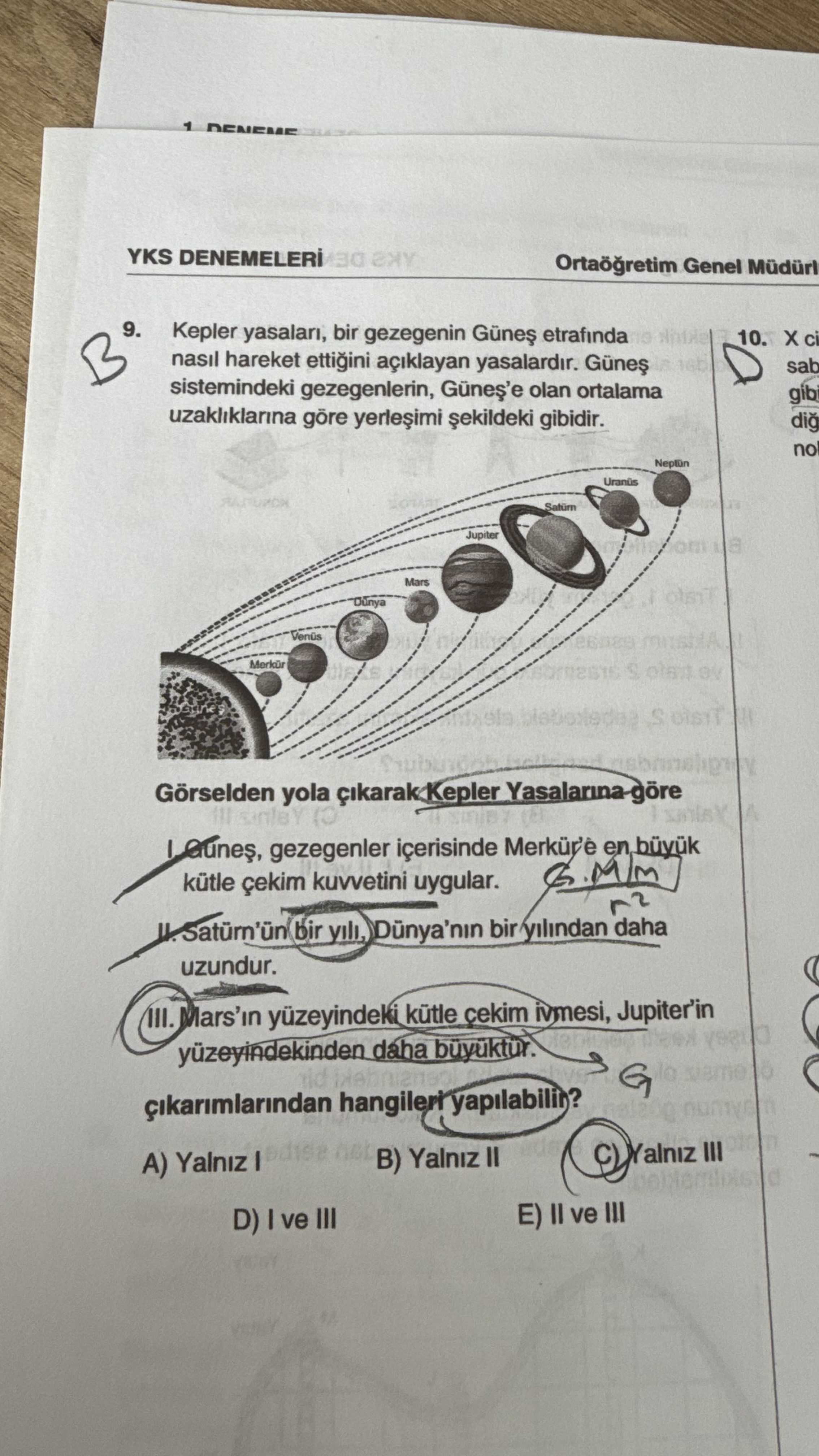 Kepler yasaları, bir gezegenin Güneş etrafında nasıl hareket ettiğini açıklayan yasalardır. Güneş
