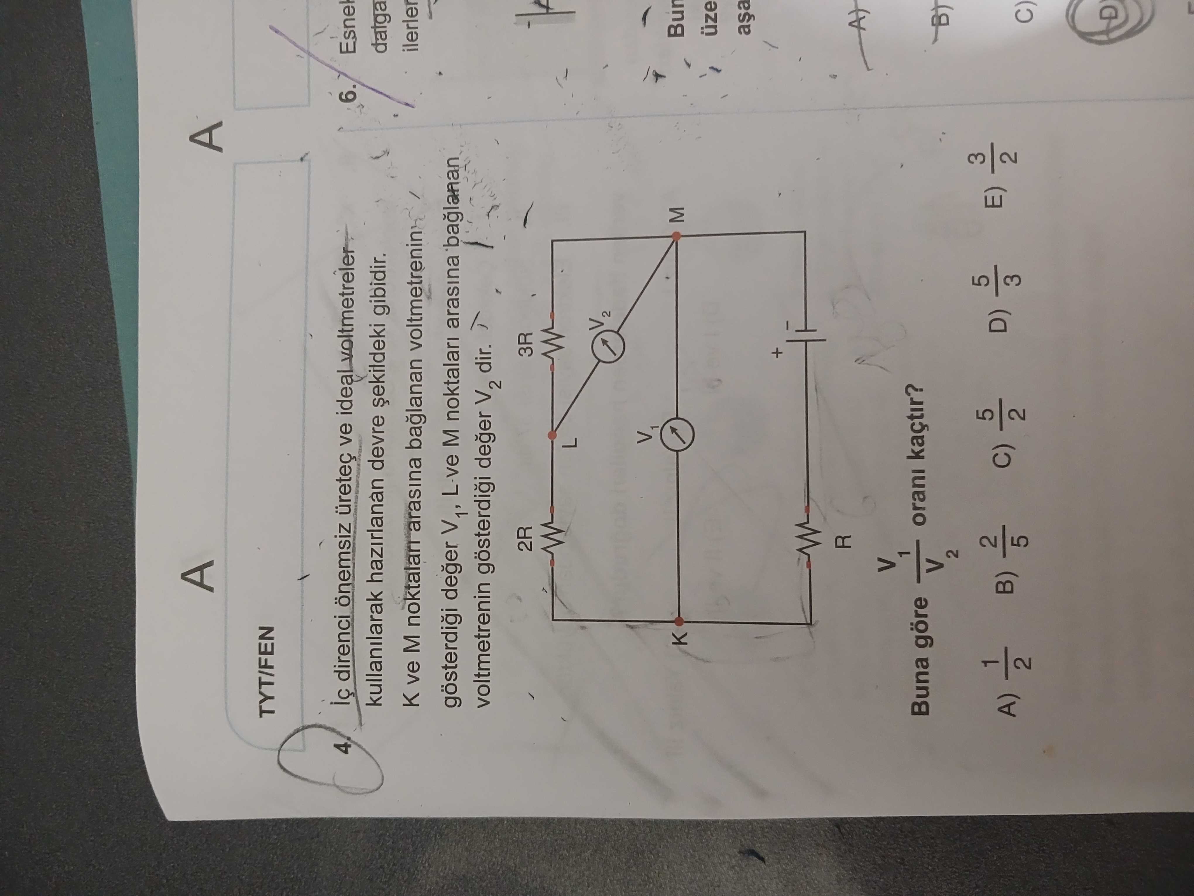 İç direnci önemsiz üreteç ve ideal voltmetreler kullanılarak hazırlanan devre şekildeki gibidir. K