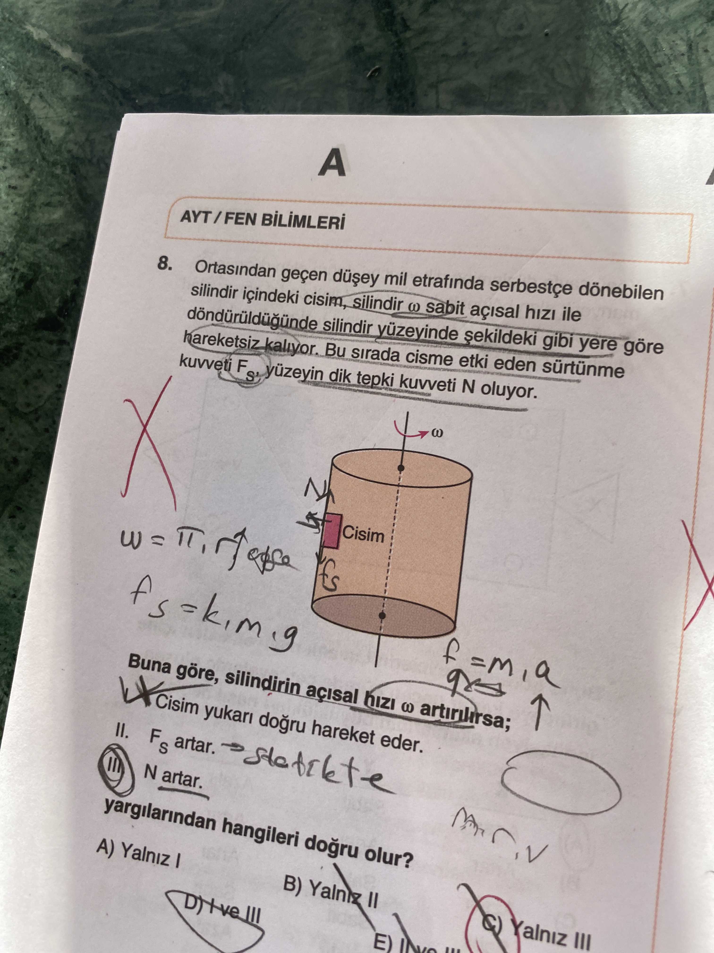 Ortasından geçen düşey mil etrafında serbestçe dönebilen silindir içindeki cisim, silindir ω sabit