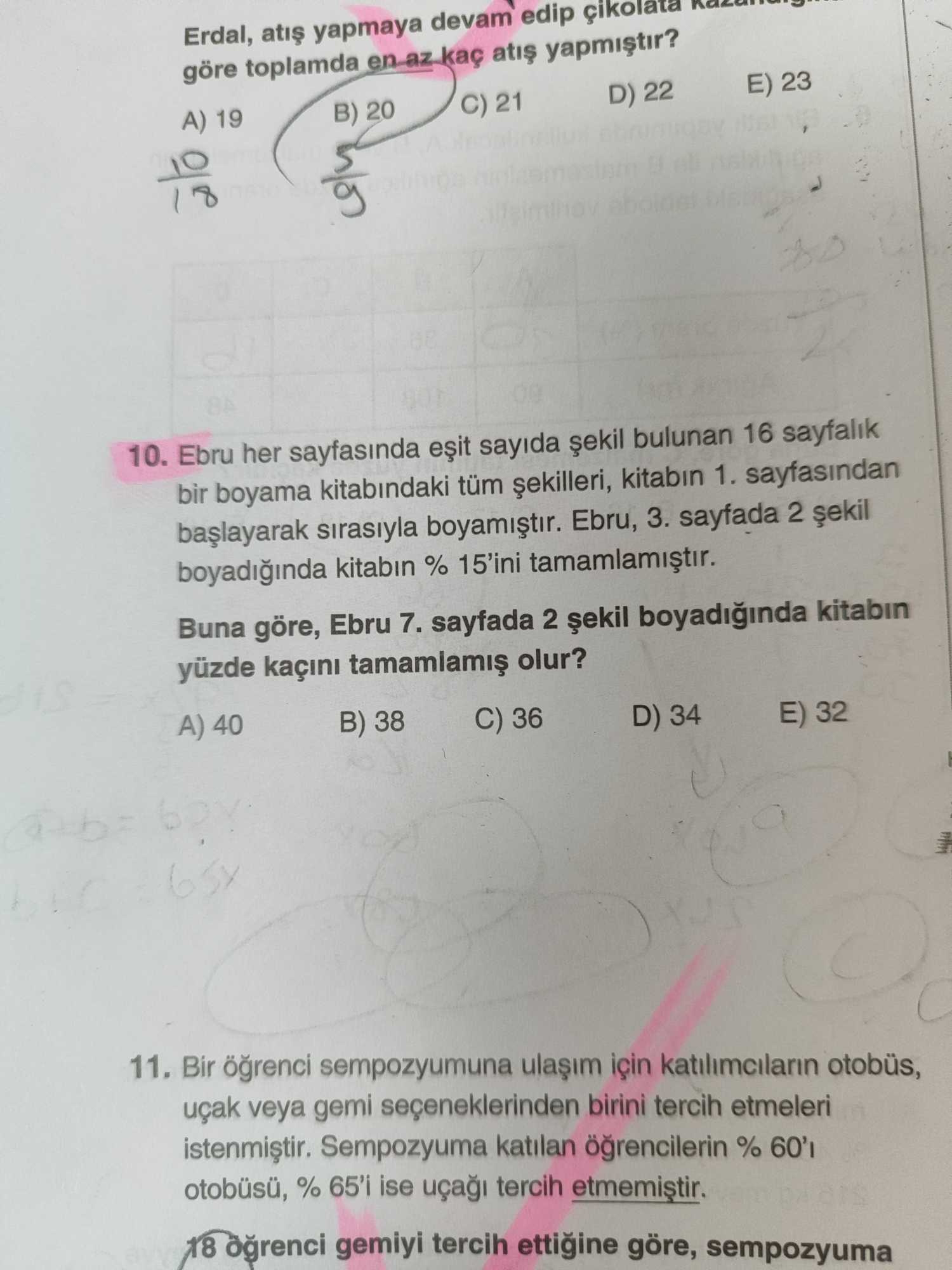 Ebru her sayfasında eşit sayıda şekil bulunan 16 sayfalık bir boyama kitabındaki tüm şekilleri
