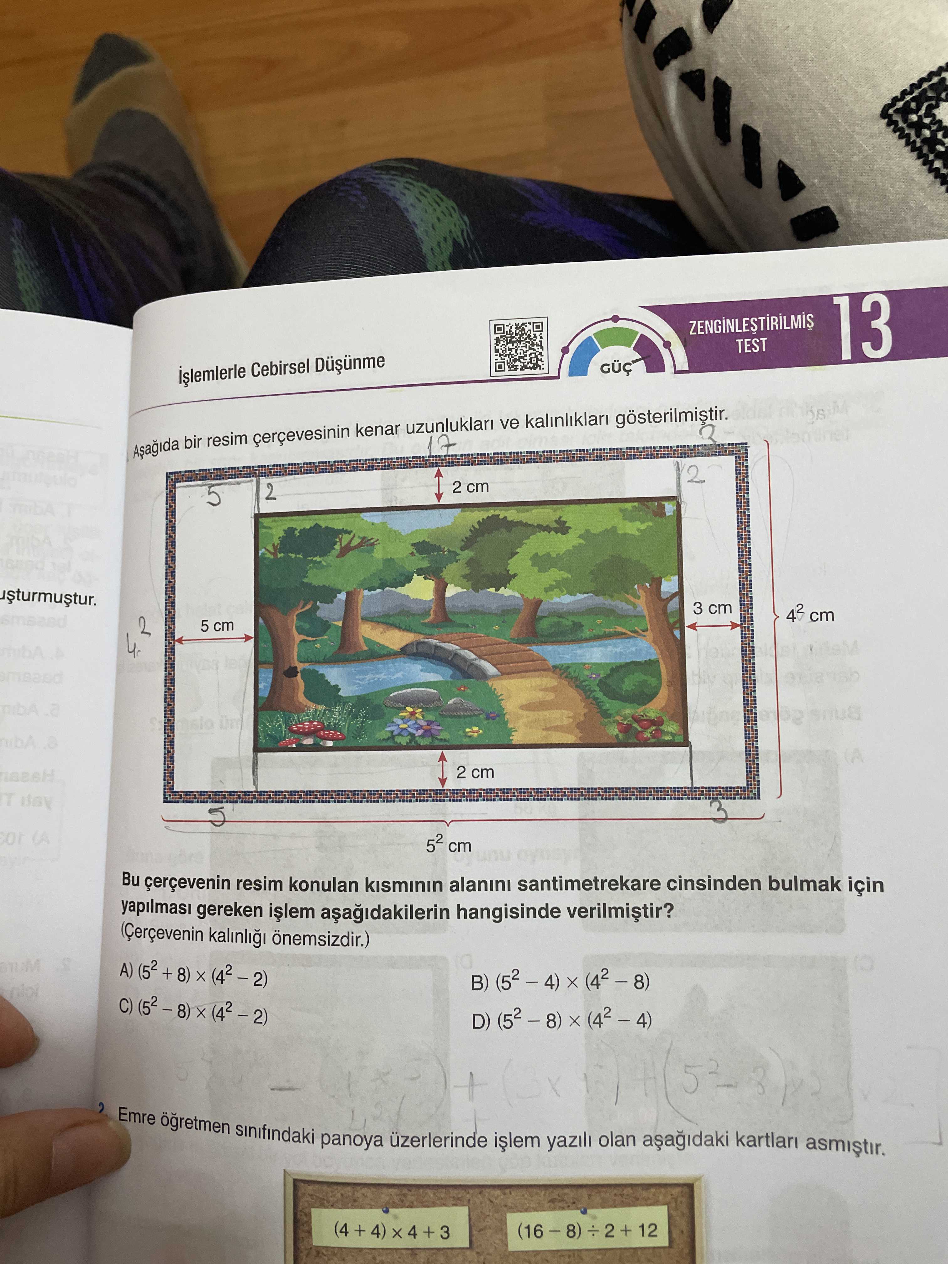 Aşağıda bir resim çerçevesinin kenar uzunlukları ve kalınlıkları gösterilmiştir. Bu çerçevenin resim