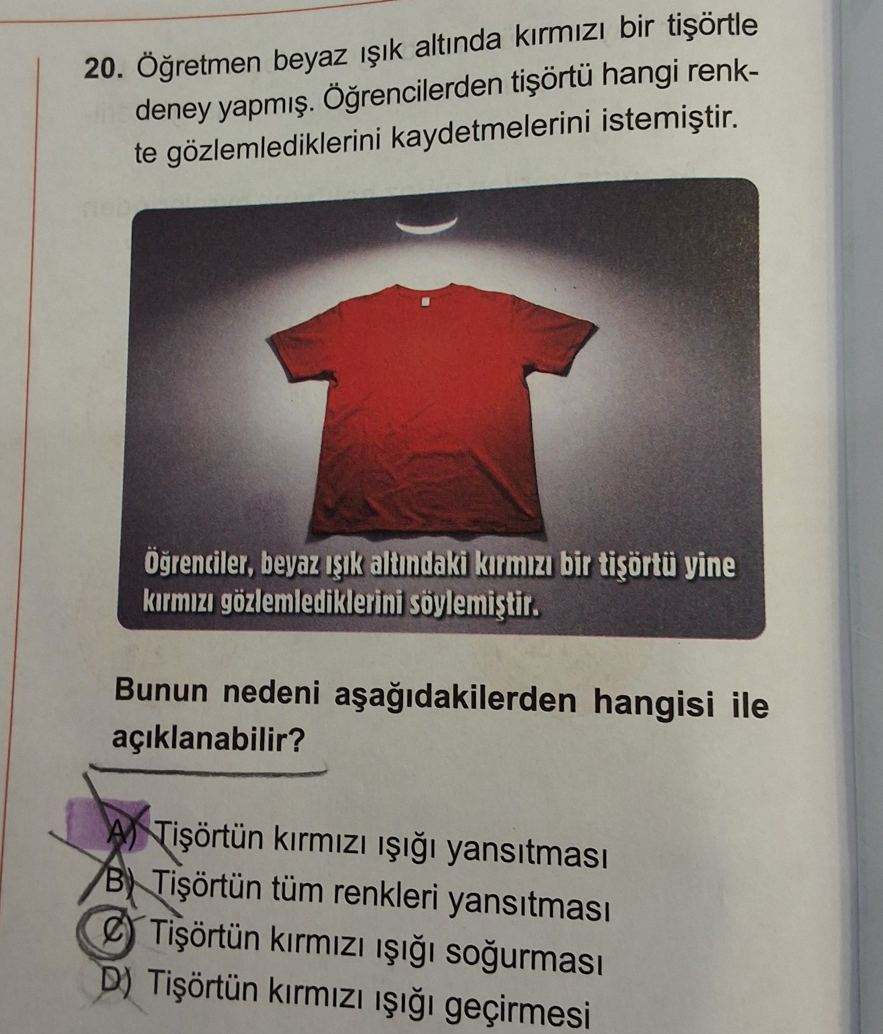 Öğretmen beyaz ışık altında kırmızı bir tişörtle deney yapmış. Öğrencilerden tişörtü hangi renkte