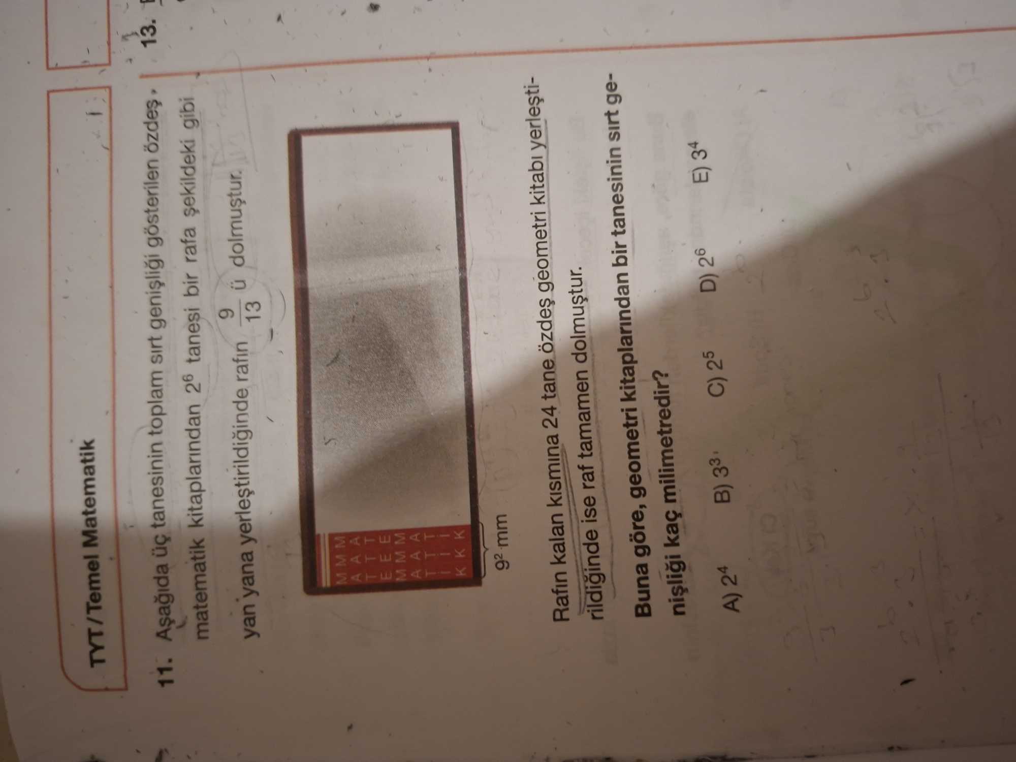 Aşağıda üç tanesinin toplam sırt genişliği gösterilen özdeş matematik kitaplarından 2⁶ tanesi bir
