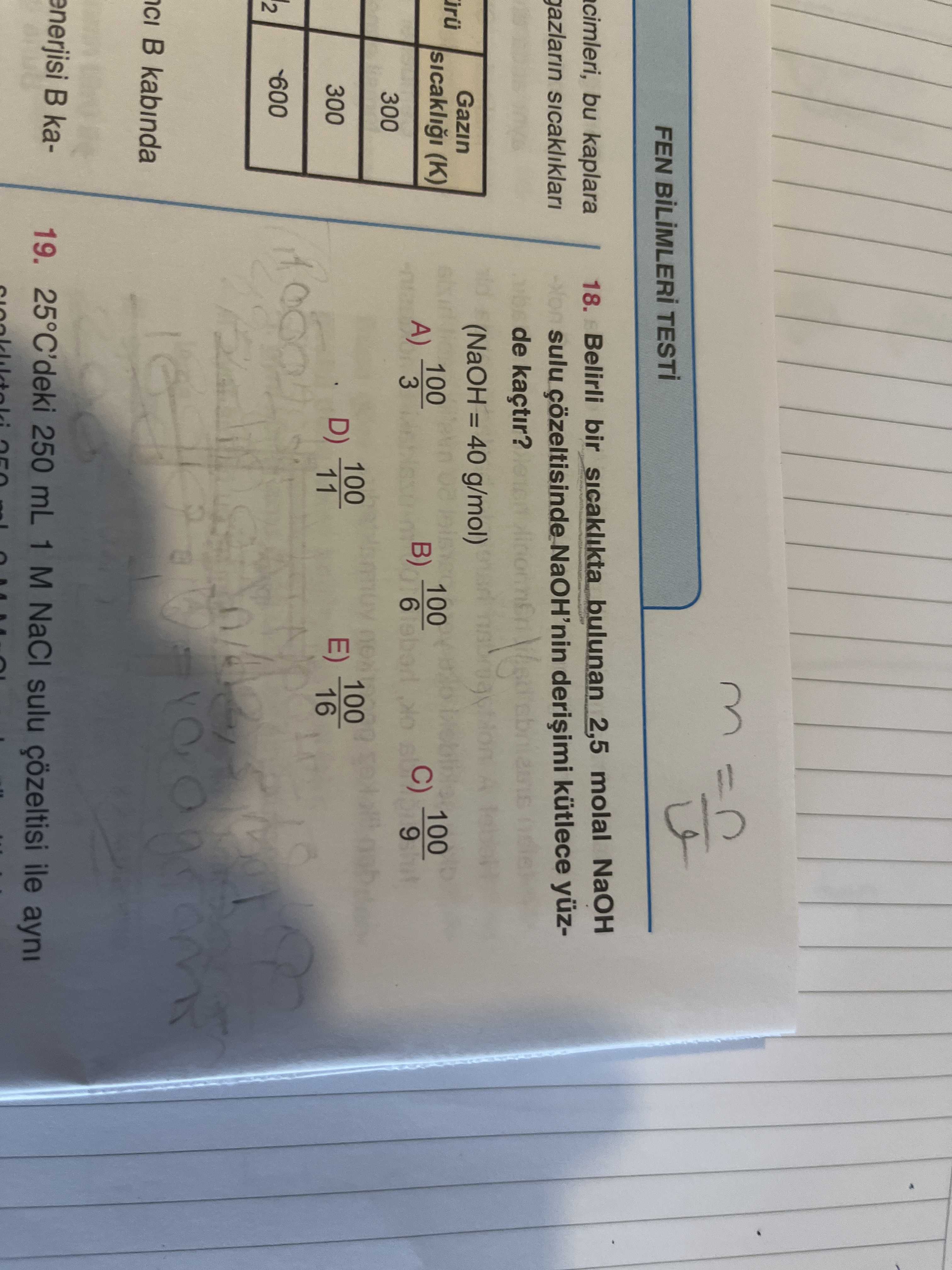 Belirli bir sıcaklıkta bulunan 2,5 molal NaOH sulu çözeltisinde NaOH'nin derişimi kütlece yüzde