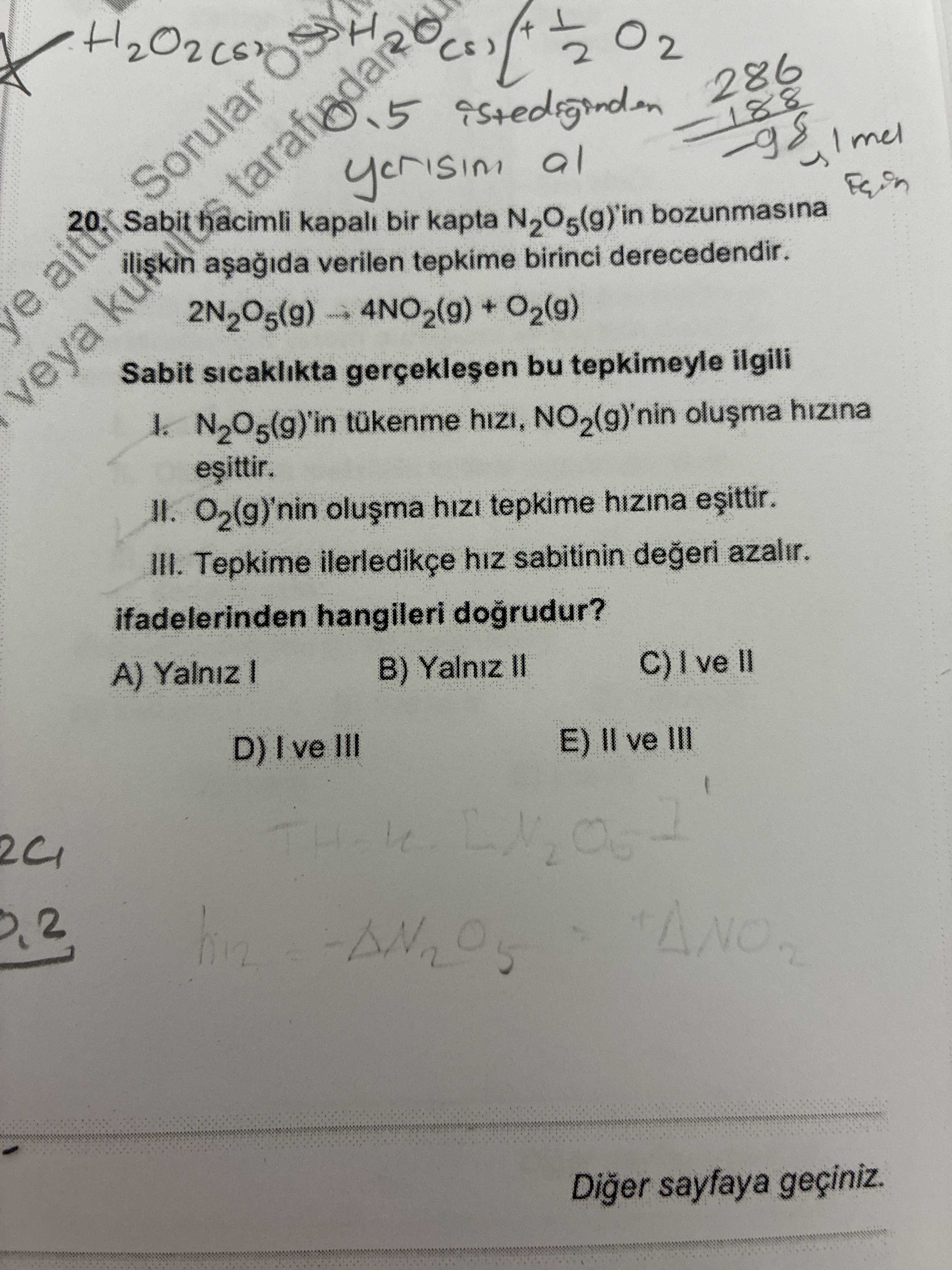 Sabit hacimli kapalı bir kapta N₂O₅(g)'in bozunmasına ilişkin aşağıda verilen tepkime birinci