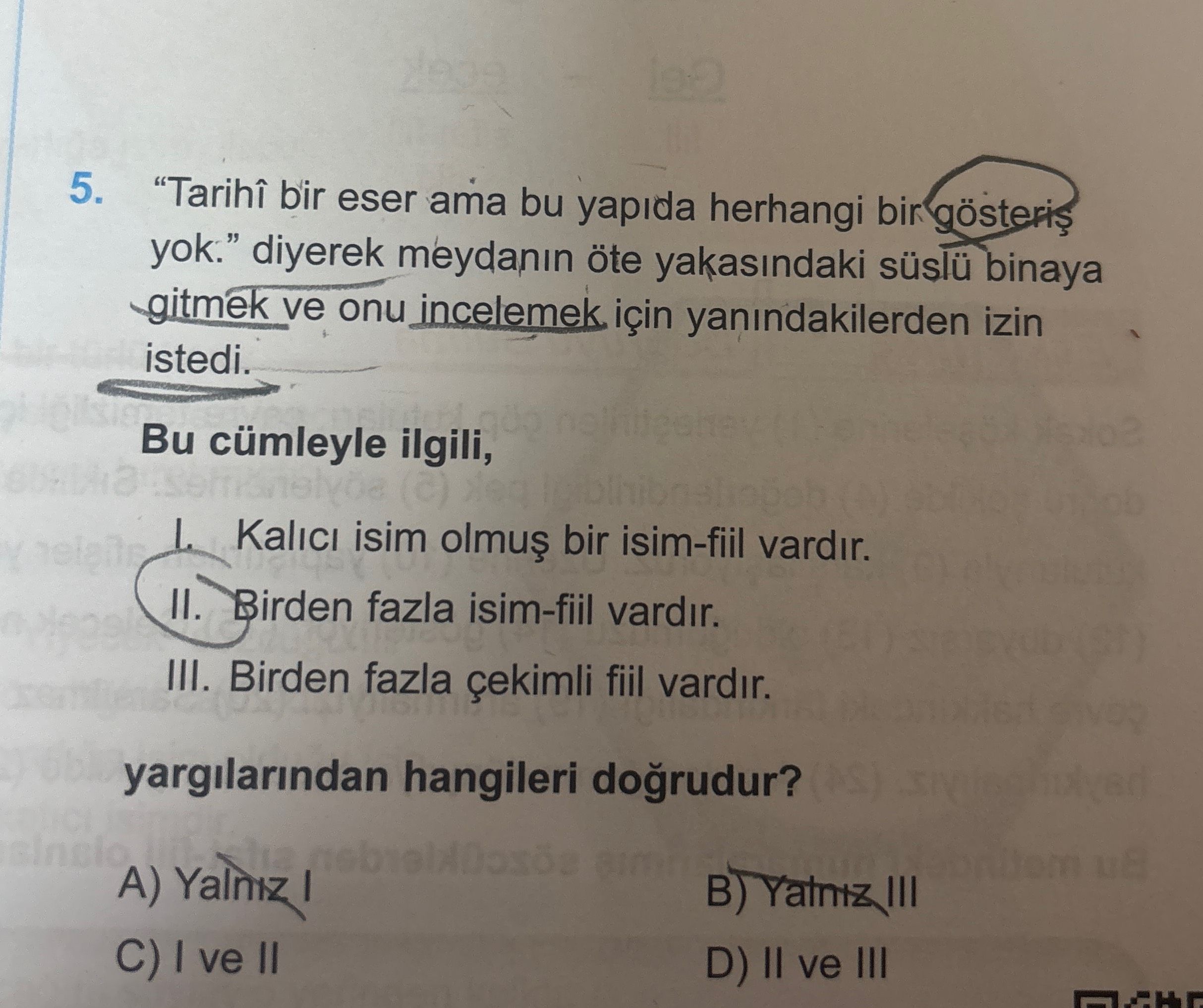 "Tarihi bir eser ama bu yapıda herhangi bir gösteriş yok." diyerek meydanın öte yakasındaki süslü