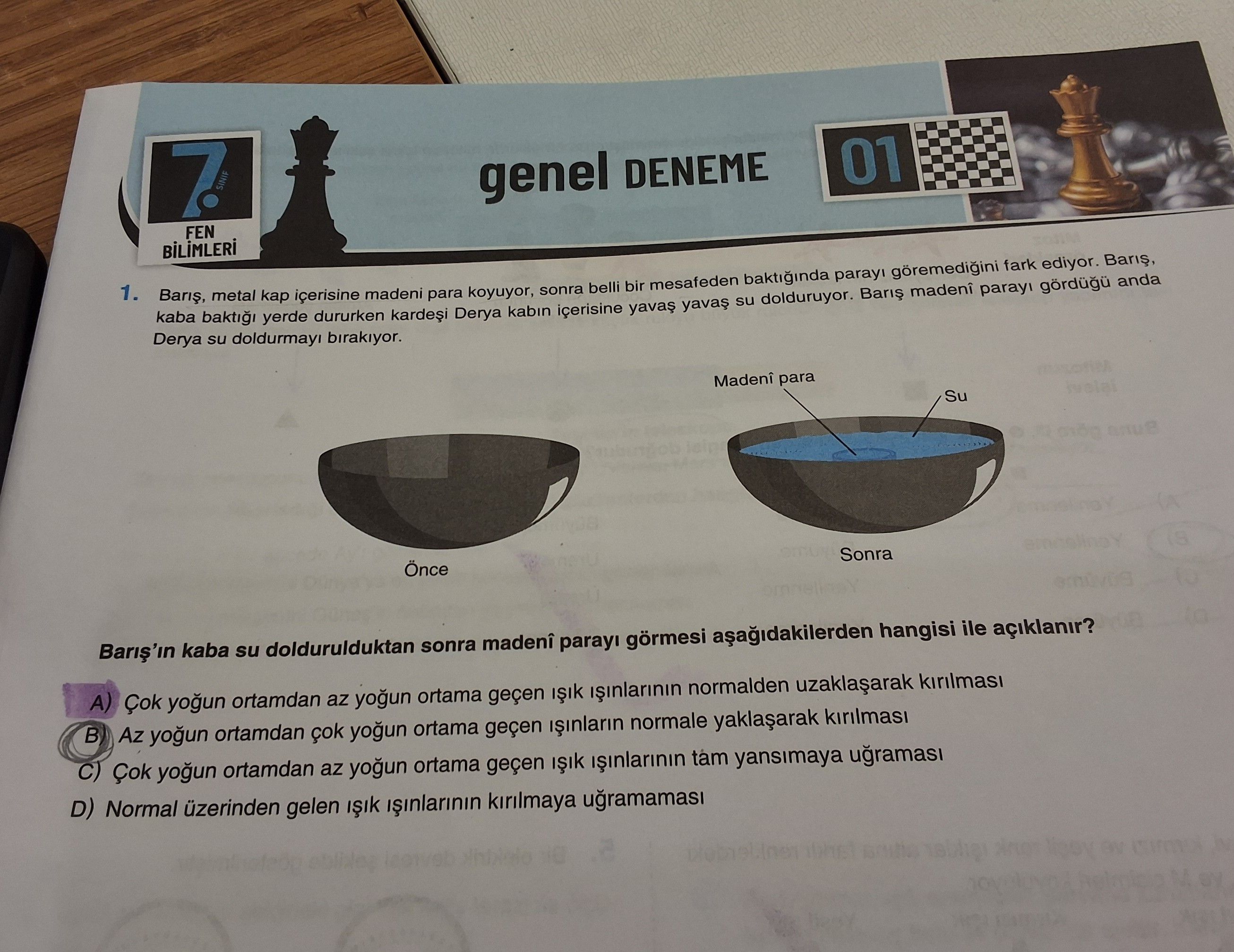 Barış, metal kap içerisine madeni para koyuyor, sonra belli bir mesafeden baktığında parayı