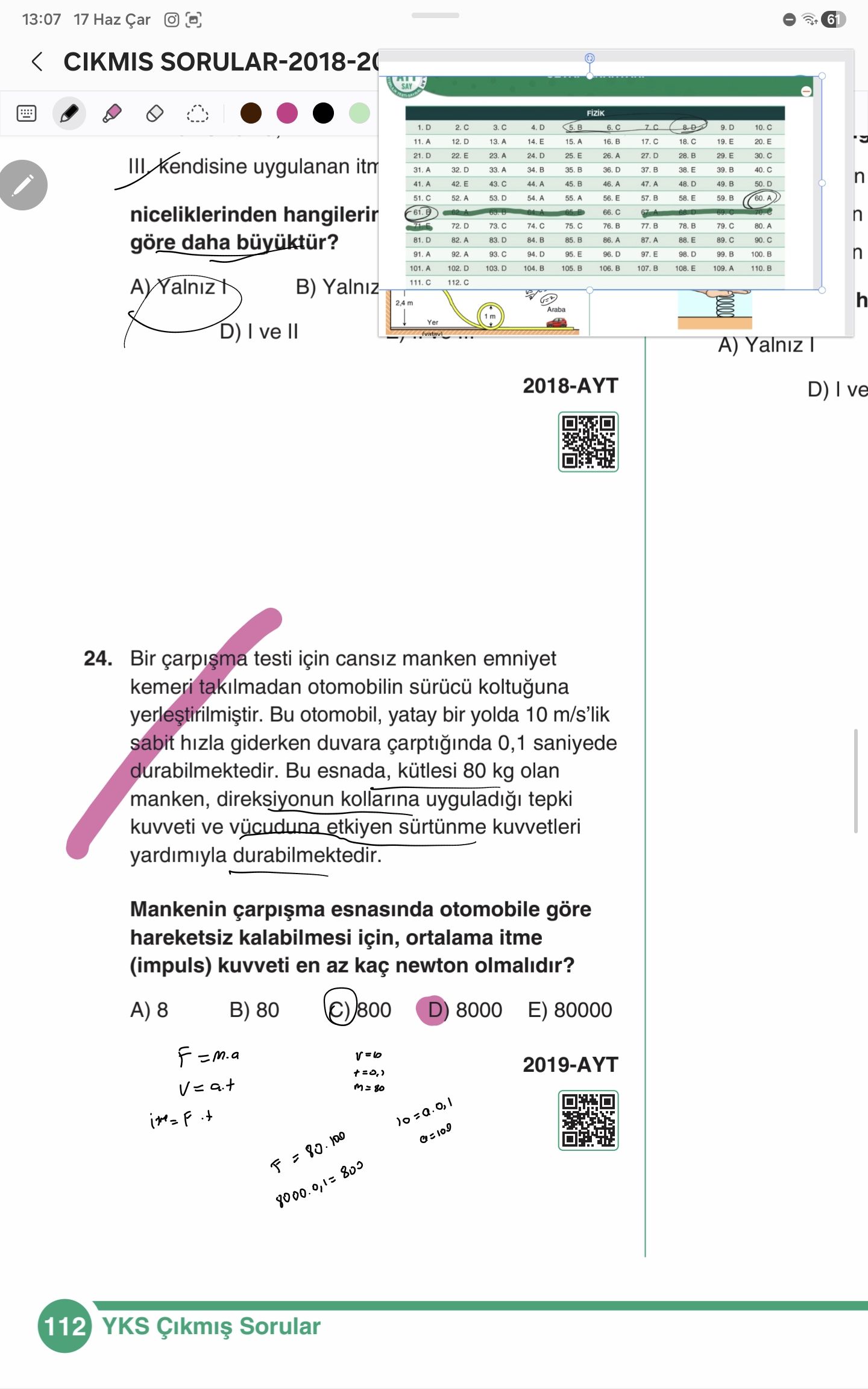 Bir çarpışma testi için cansız manken emniyet kemeri takılmadan otomobilin sürücü koltuğuna