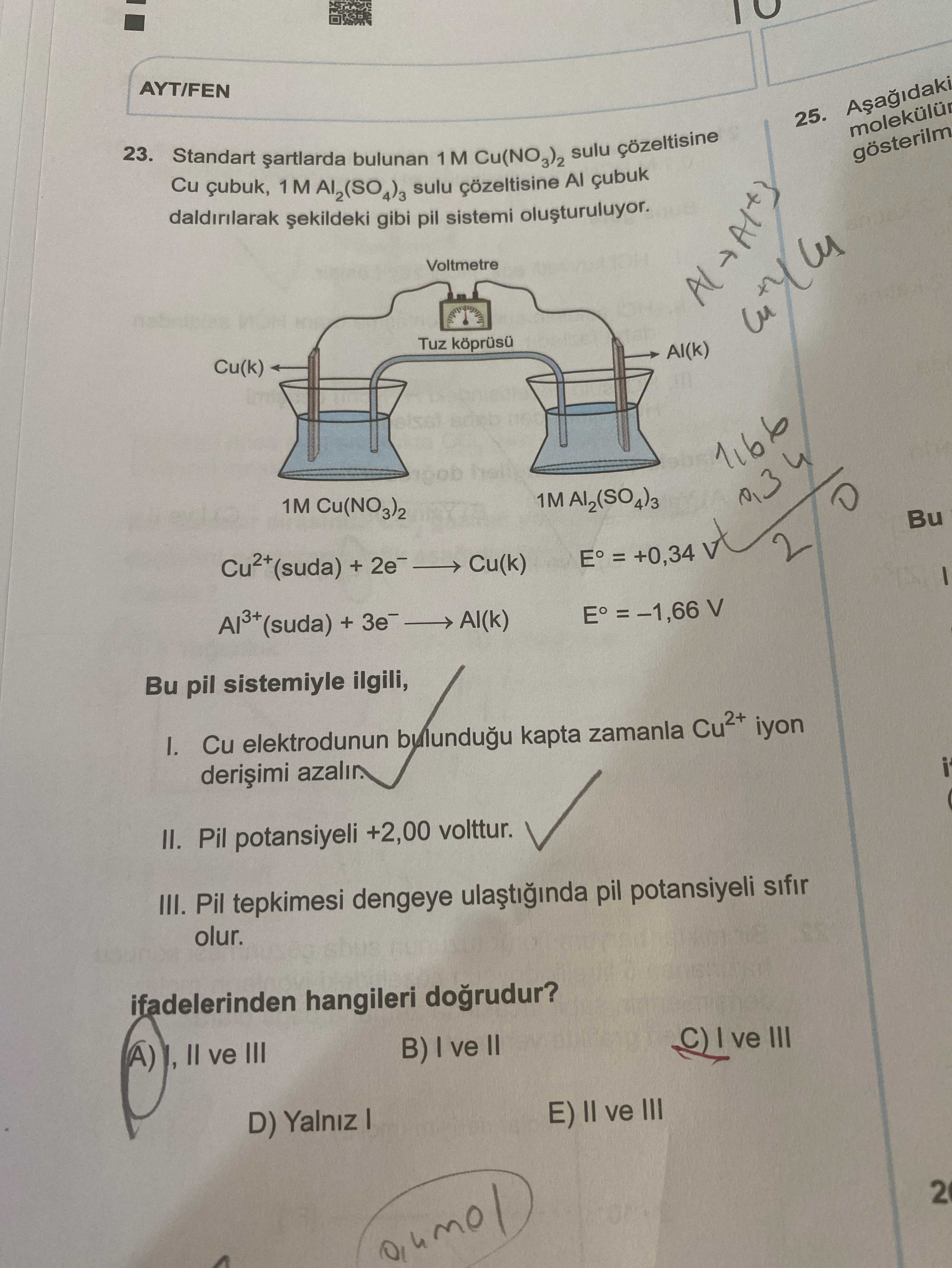 Standart şartlarda bulunan 1M Cu(NO₃)₂ sulu çözeltisine Cu çubuk, 1M Al₂(SO₄)₃ sulu çözeltisine Al