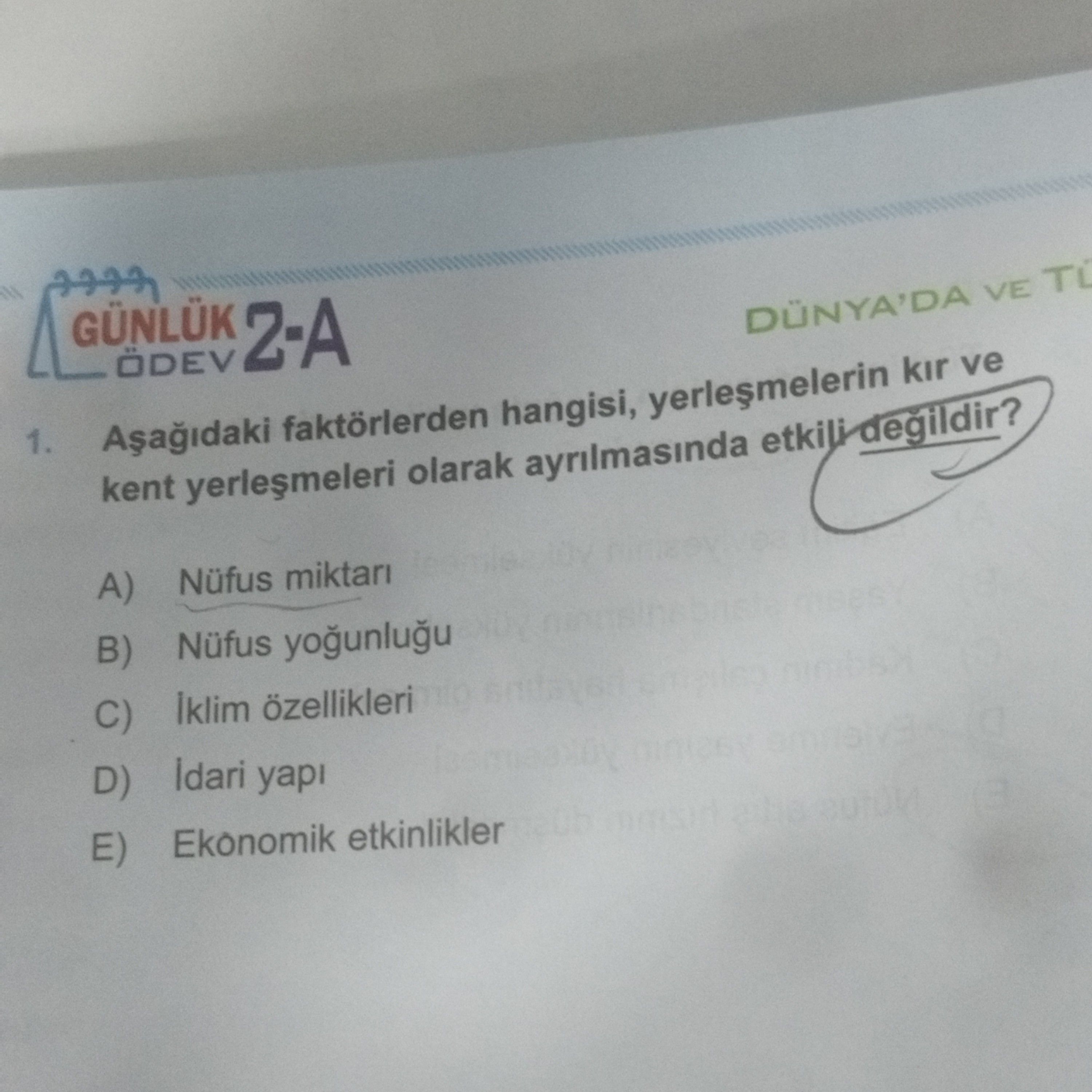 Aşağıdaki faktörlerden hangisi, yerleşmelerin kır ve kent yerleşmeleri olarak ayrılmasında etkili