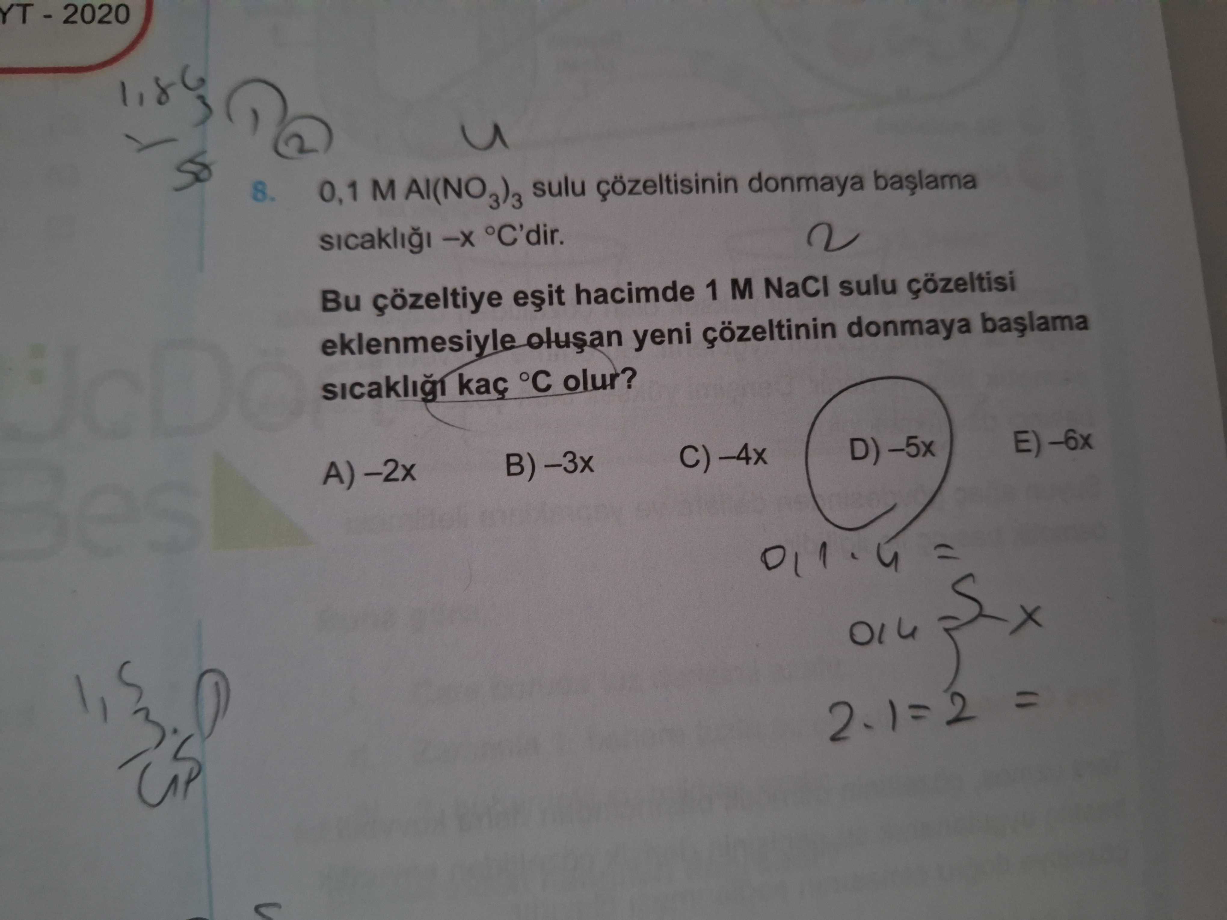 0,1 M Al(NO₃)₃ sulu çözeltisinin donmaya başlama sıcaklığı –x °C'dir. Bu çözeltiye eşit hacimde 1 M