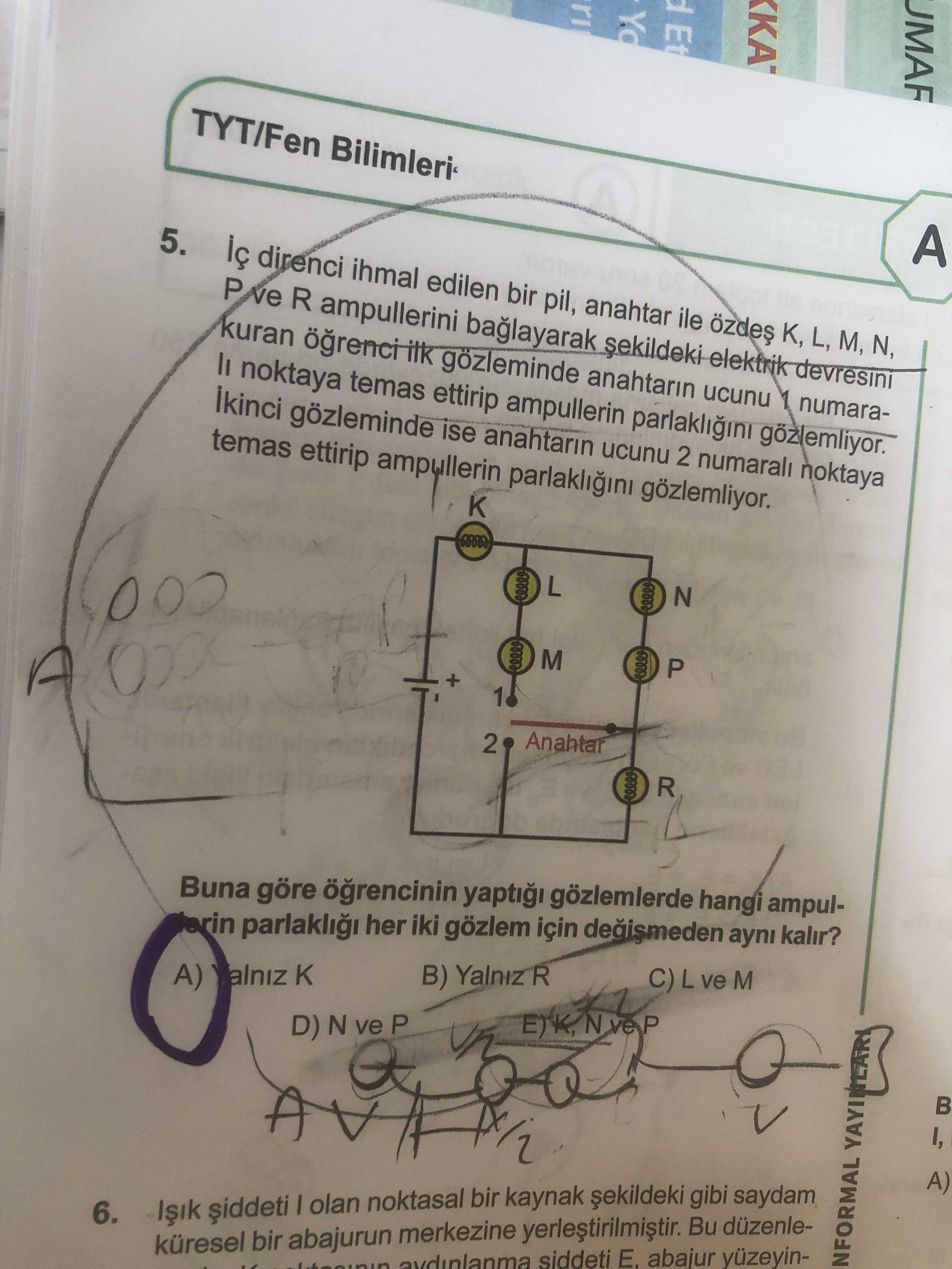 İç direnci ihmal edilen bir pil, anahtar ile özdeş K, L, M, N, P ve R ampullerini bağlayarak
