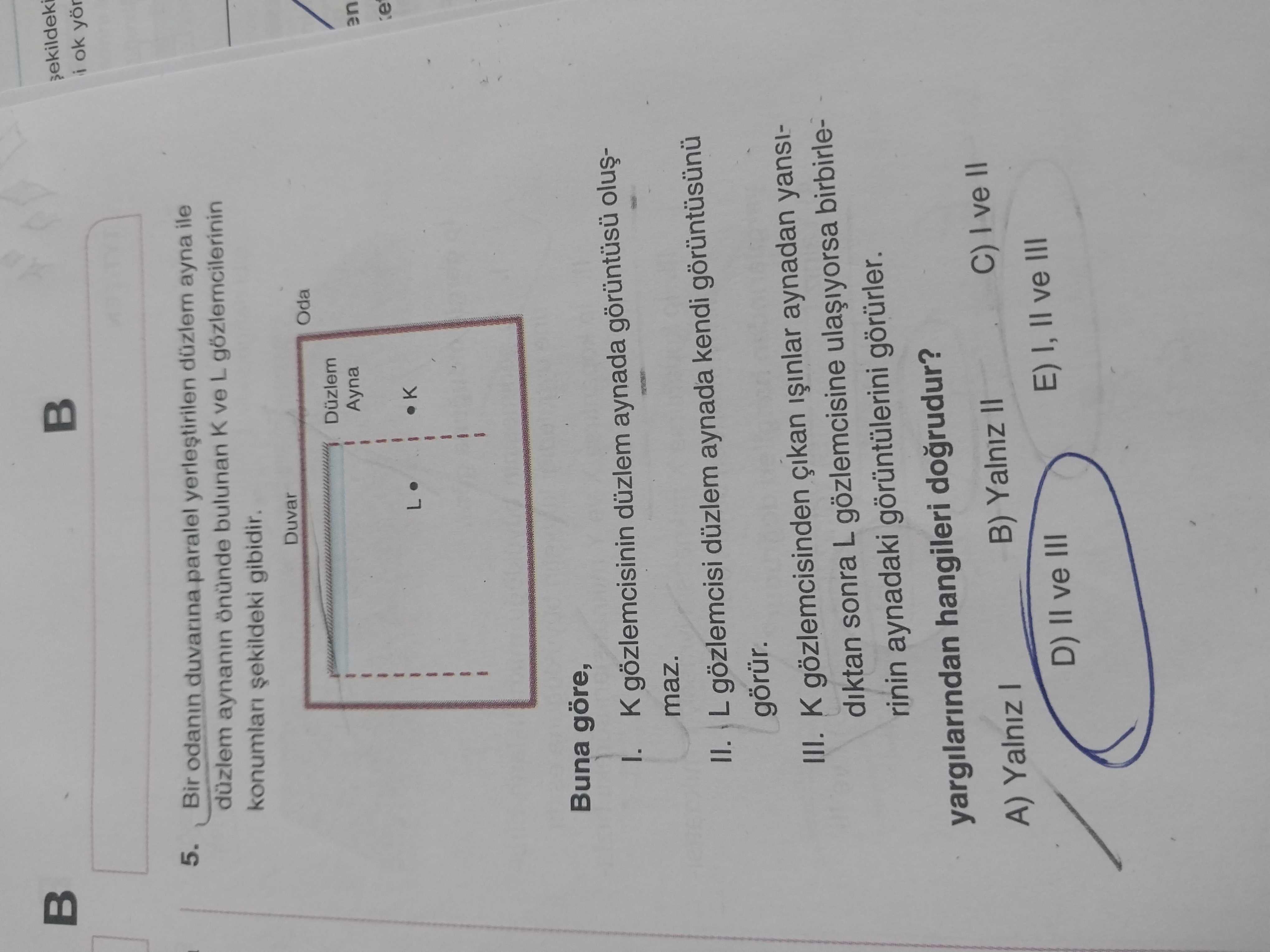 Bir odanın duvarına paralel yerleştirilen düzlem ayna ile düzlem aynanın önünde bulunan K ve L