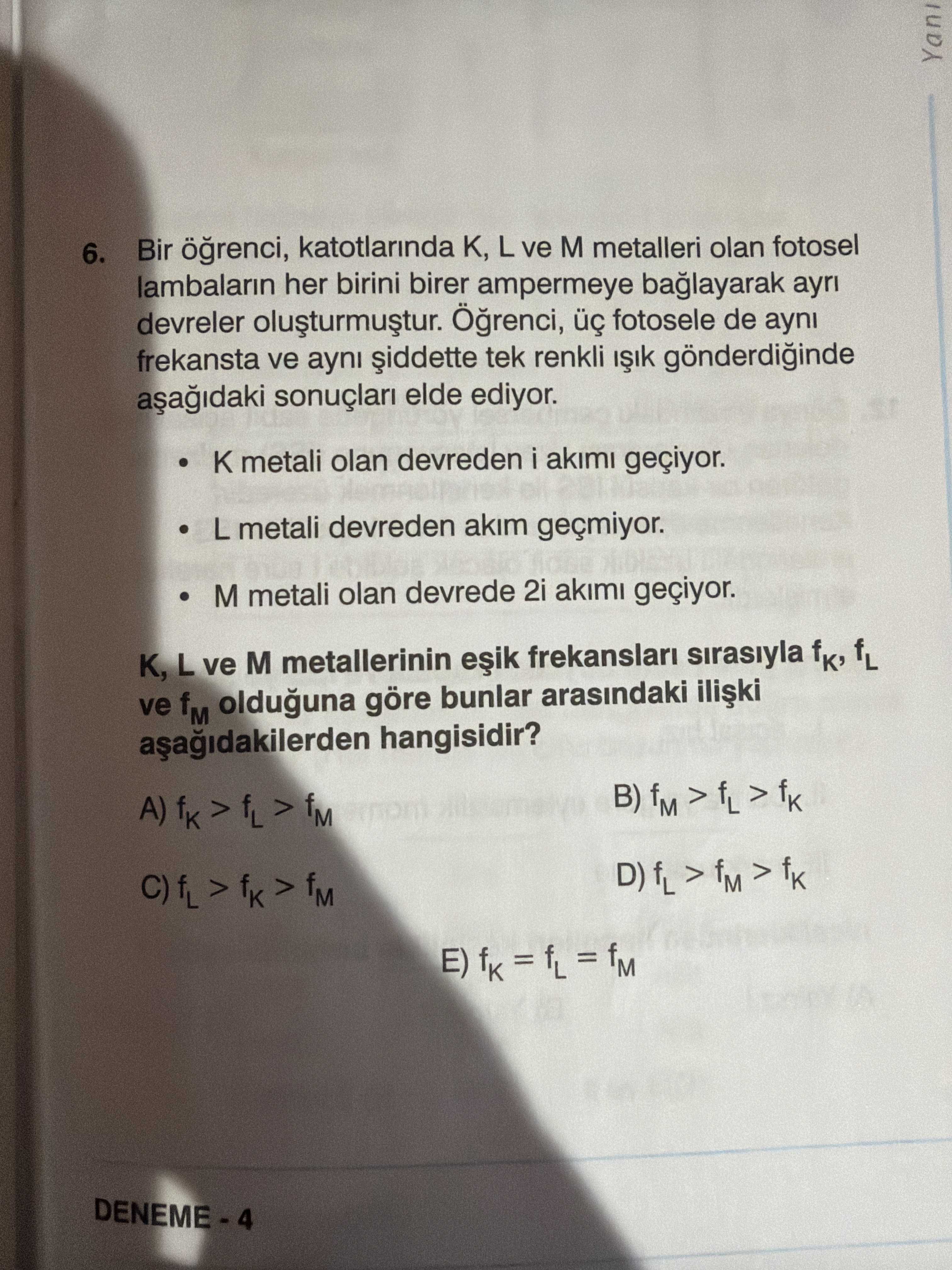 Bir öğrenci, katotlarında K, L ve M metalleri olan fotosel lambaların her birini birer ampermeye