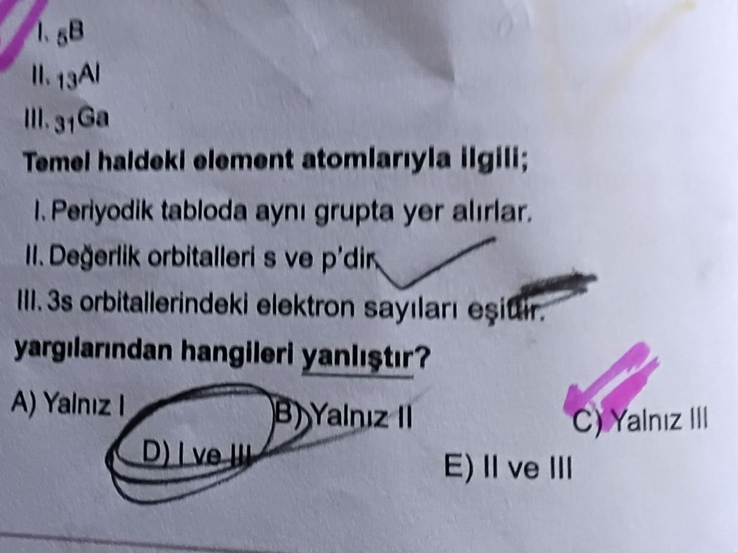 I. ₅B II. ₁₃Al III. ₃₁Ga Temel haldeki element atomlarıyla ilgili; I. Periyodik tabloda aynı grupta