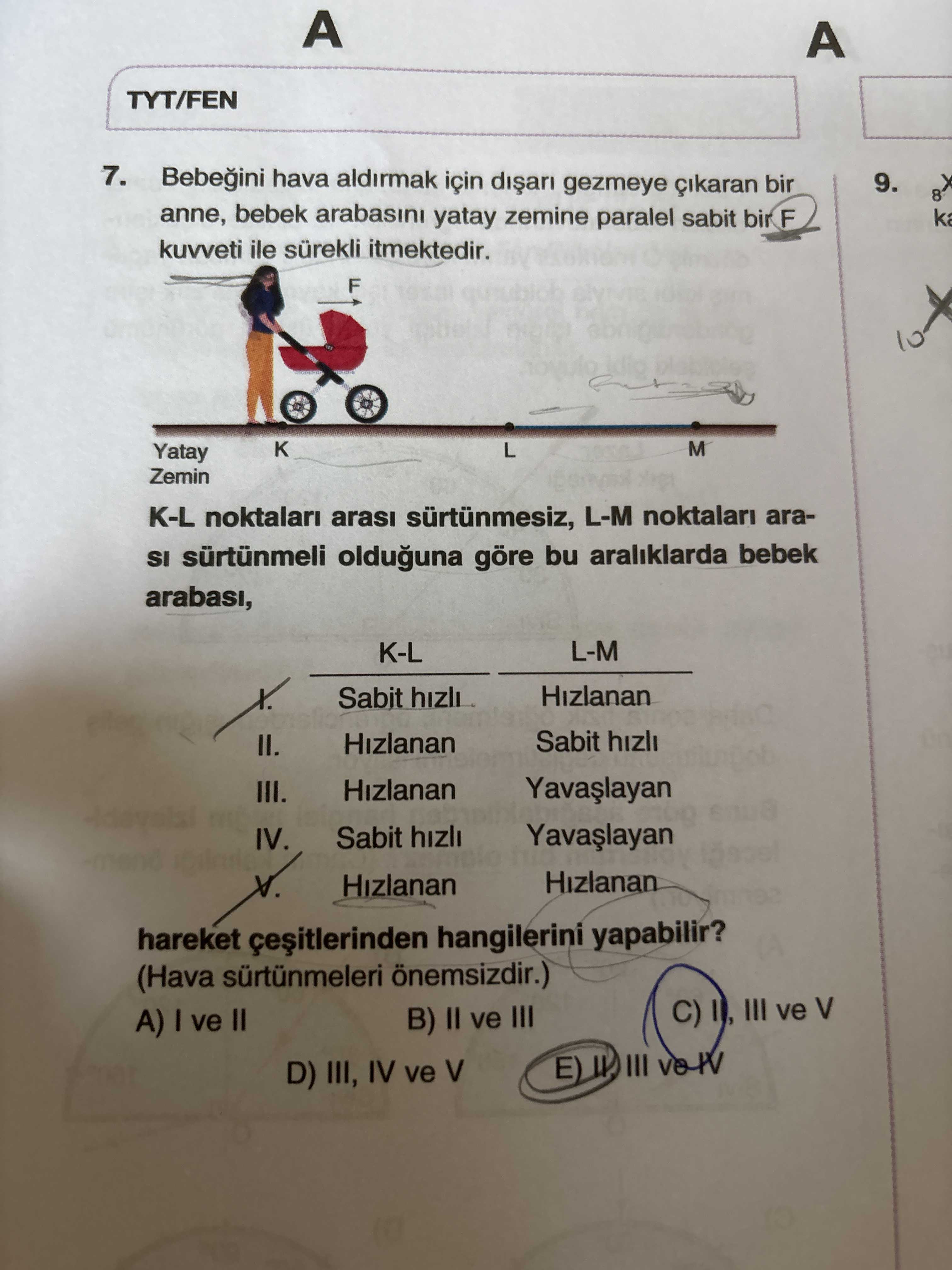 Bebeğini hava aldırmak için dışarı gezmeye çıkaran bir anne, bebek arabasını yatay zemine paralel