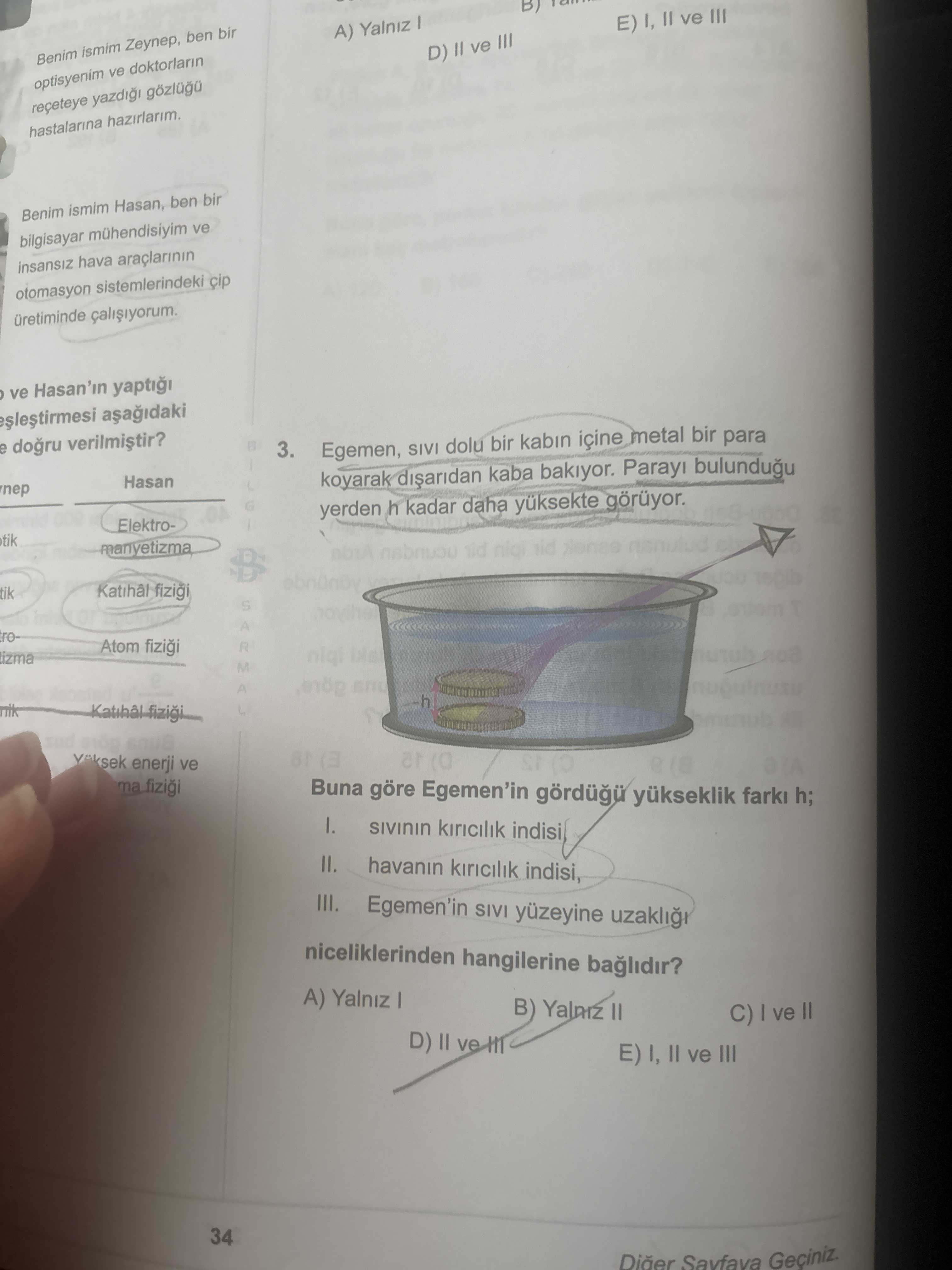 Egemen, sıvı dolu bir kabın içine metal bir para koyarak dışarıdan kaba bakıyor. Parayı bulunduğu