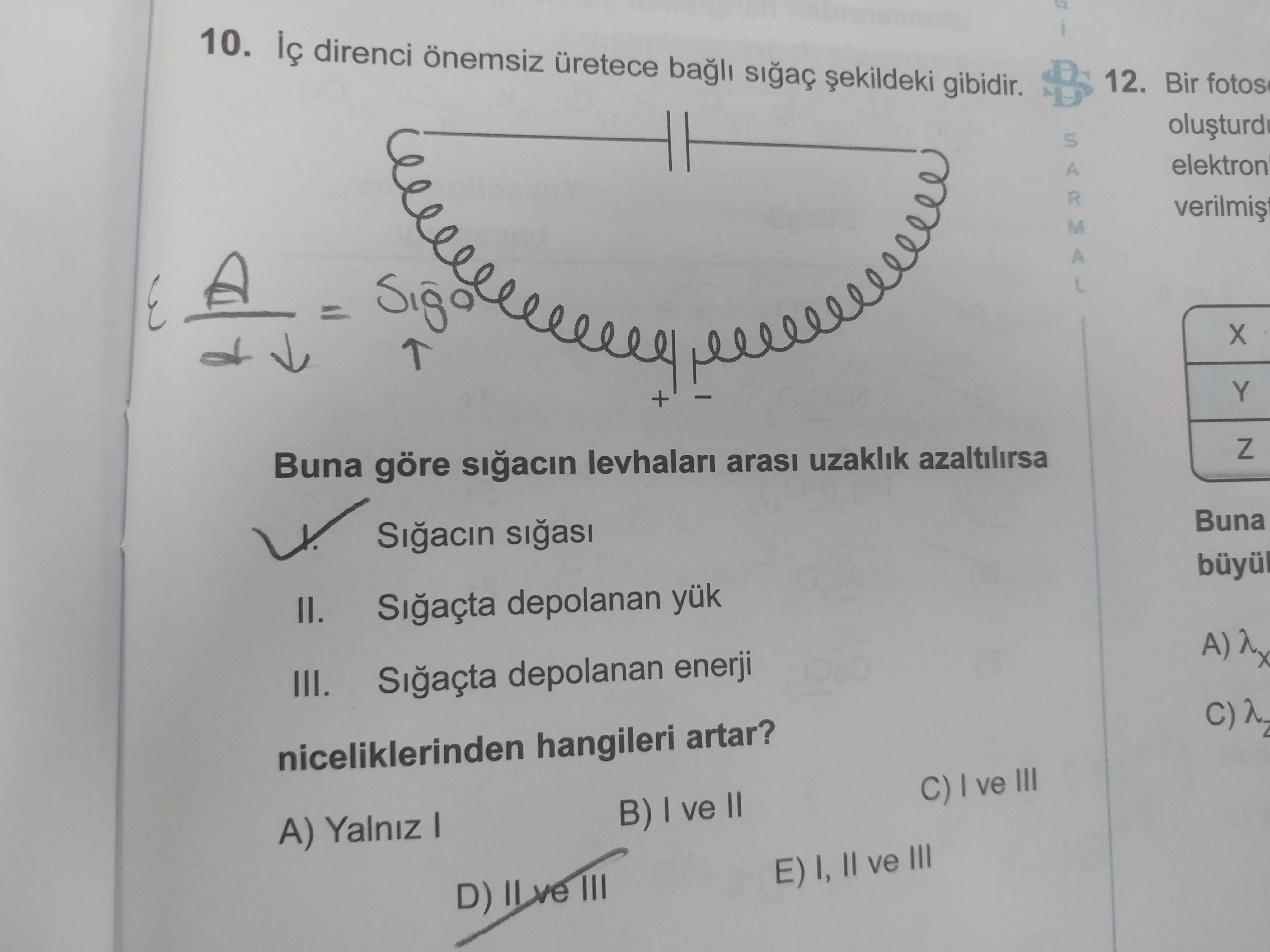 İç direnci önemsiz üretece bağlı sığaç şekildeki gibidir. Buna göre sığacın levhaları arası uzaklık