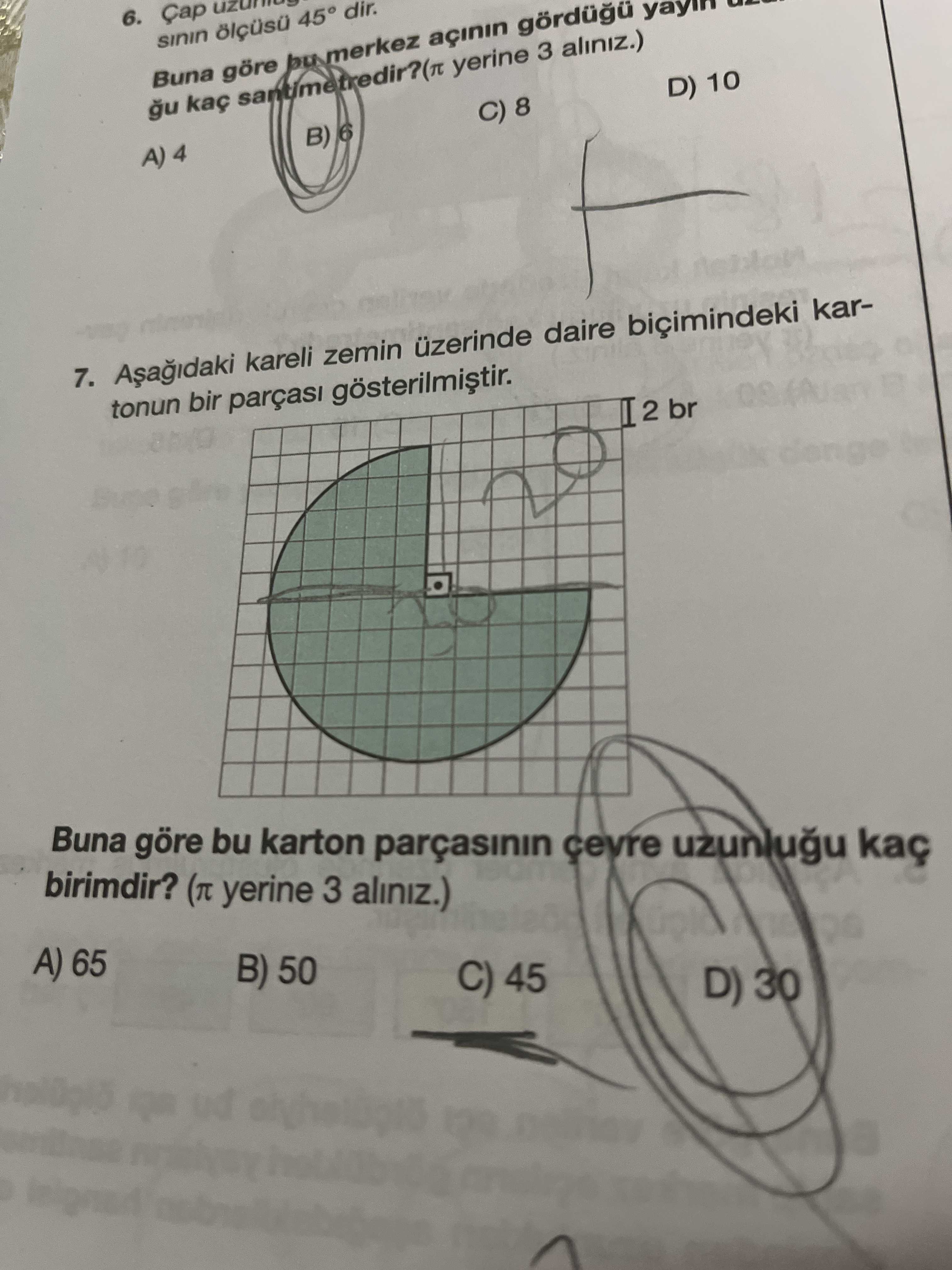 Aşağıdaki kareli zemin üzerinde daire biçimindeki kartonun bir parçası gösterilmiştir. Buna göre bu