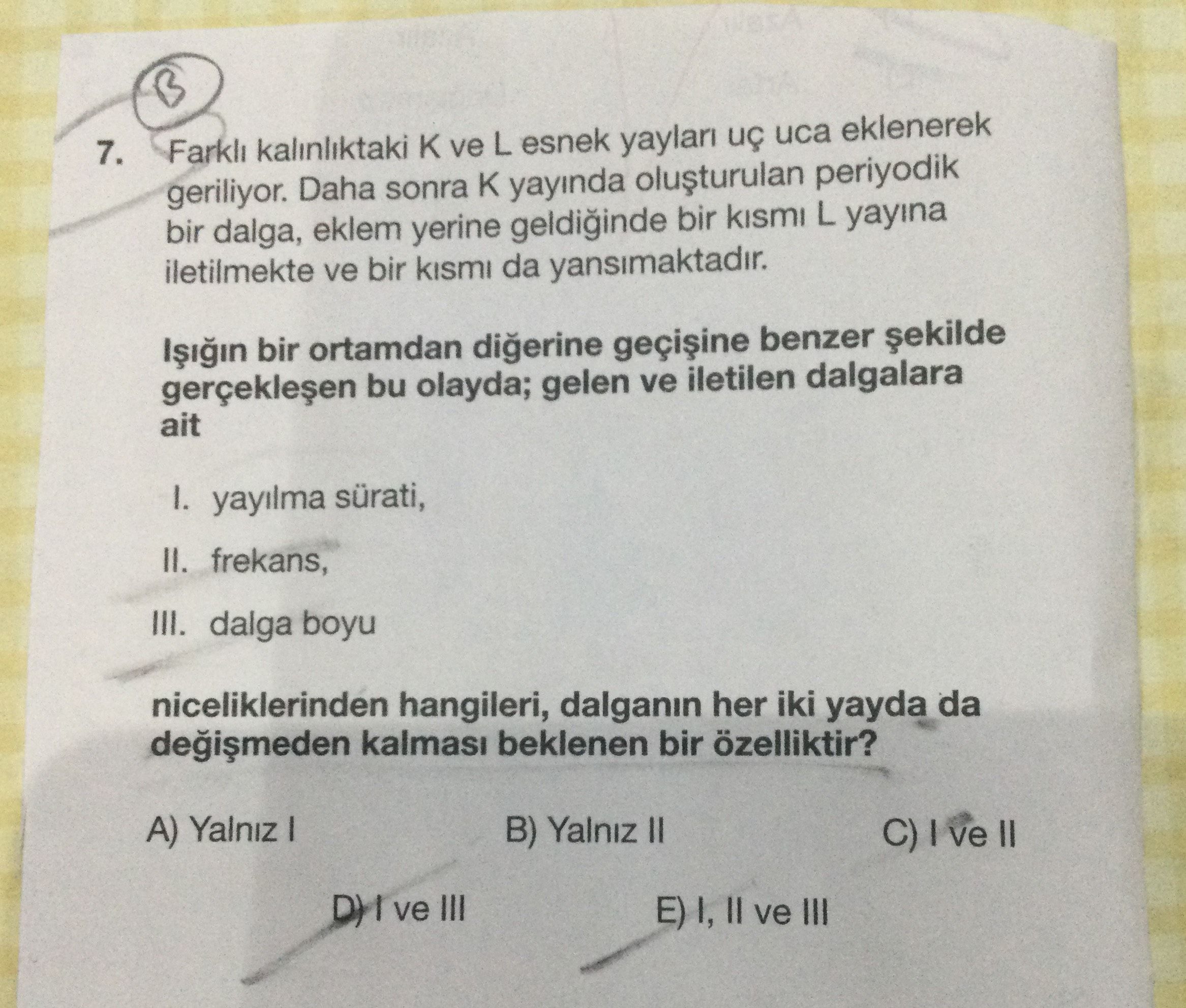 Farklı kalınlıktaki K ve L esnek yayları uç uca eklenerek geriliyor. Daha sonra K yayında