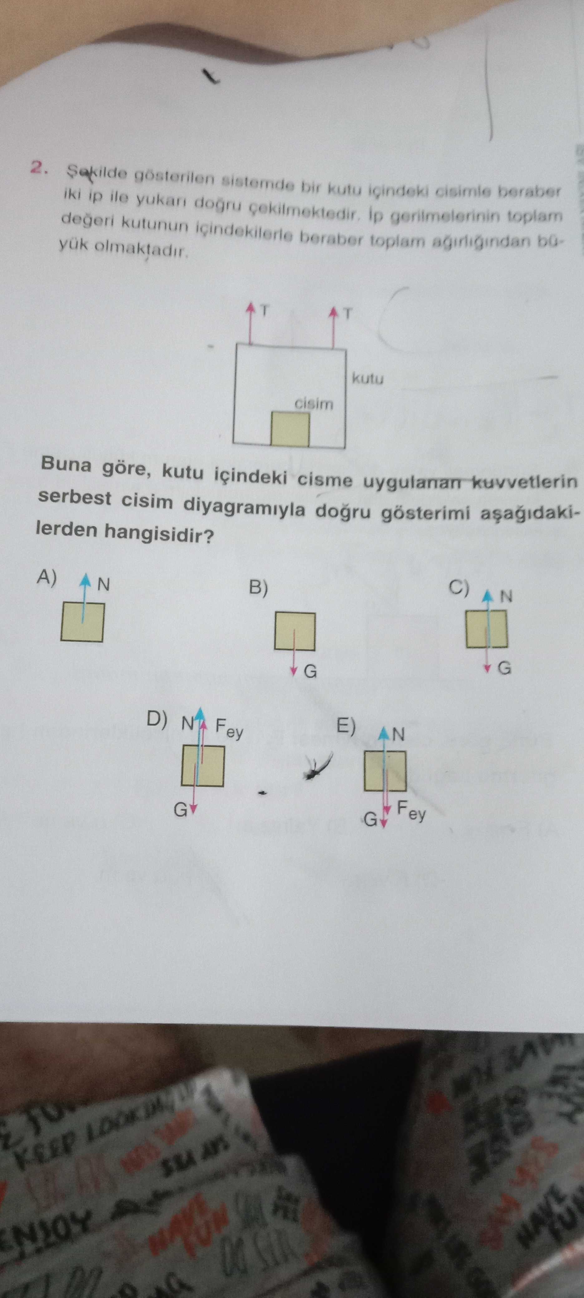 Şekilde gösterilen sistemde bir kutu içindeki cisimle beraber iki ip ile yukarı doğru çekilmektedir