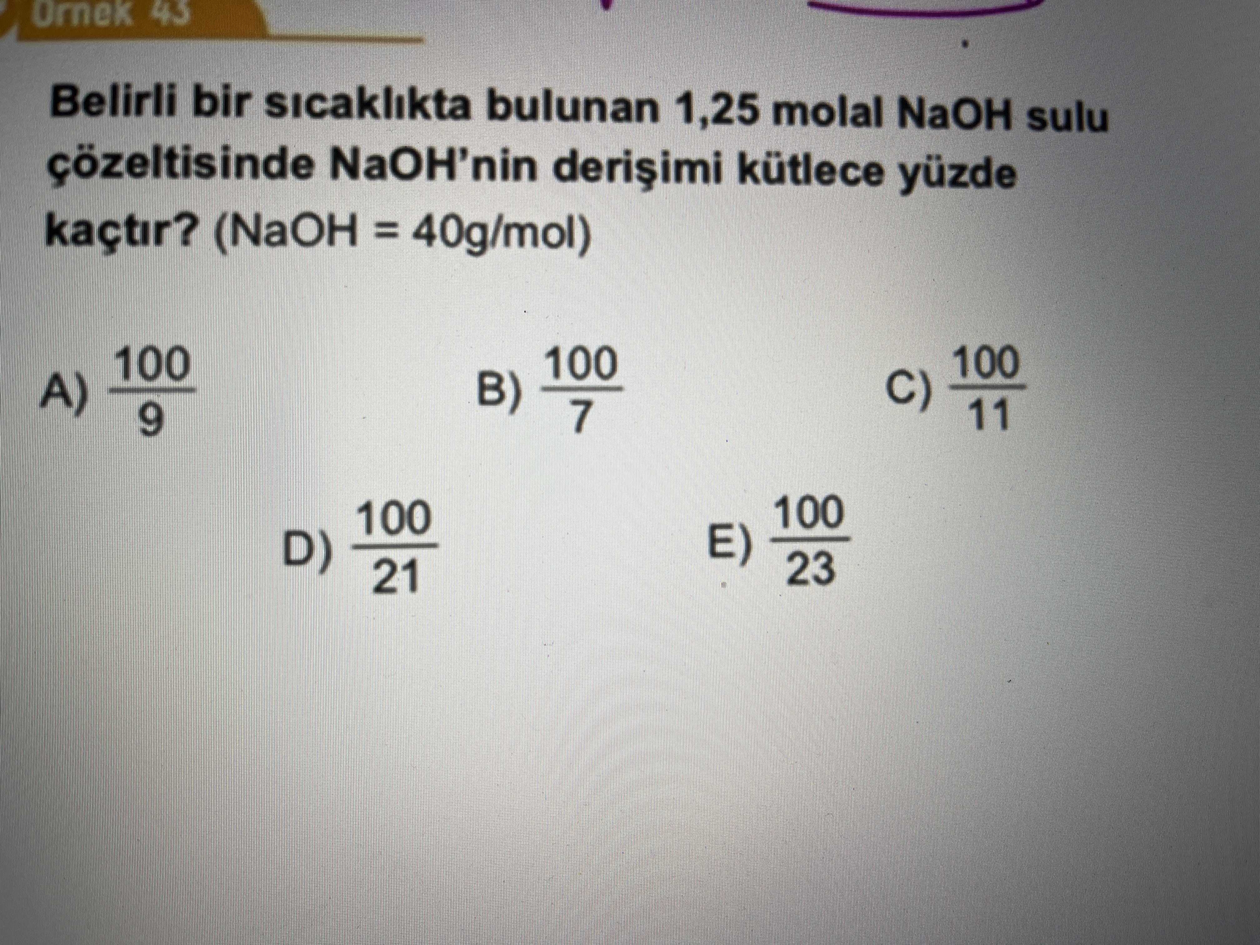 Belirli bir sıcaklıkta bulunan 1,25 molal NaOH sulu çözeltisinde NaOH'nin derişimi kütlece yüzde