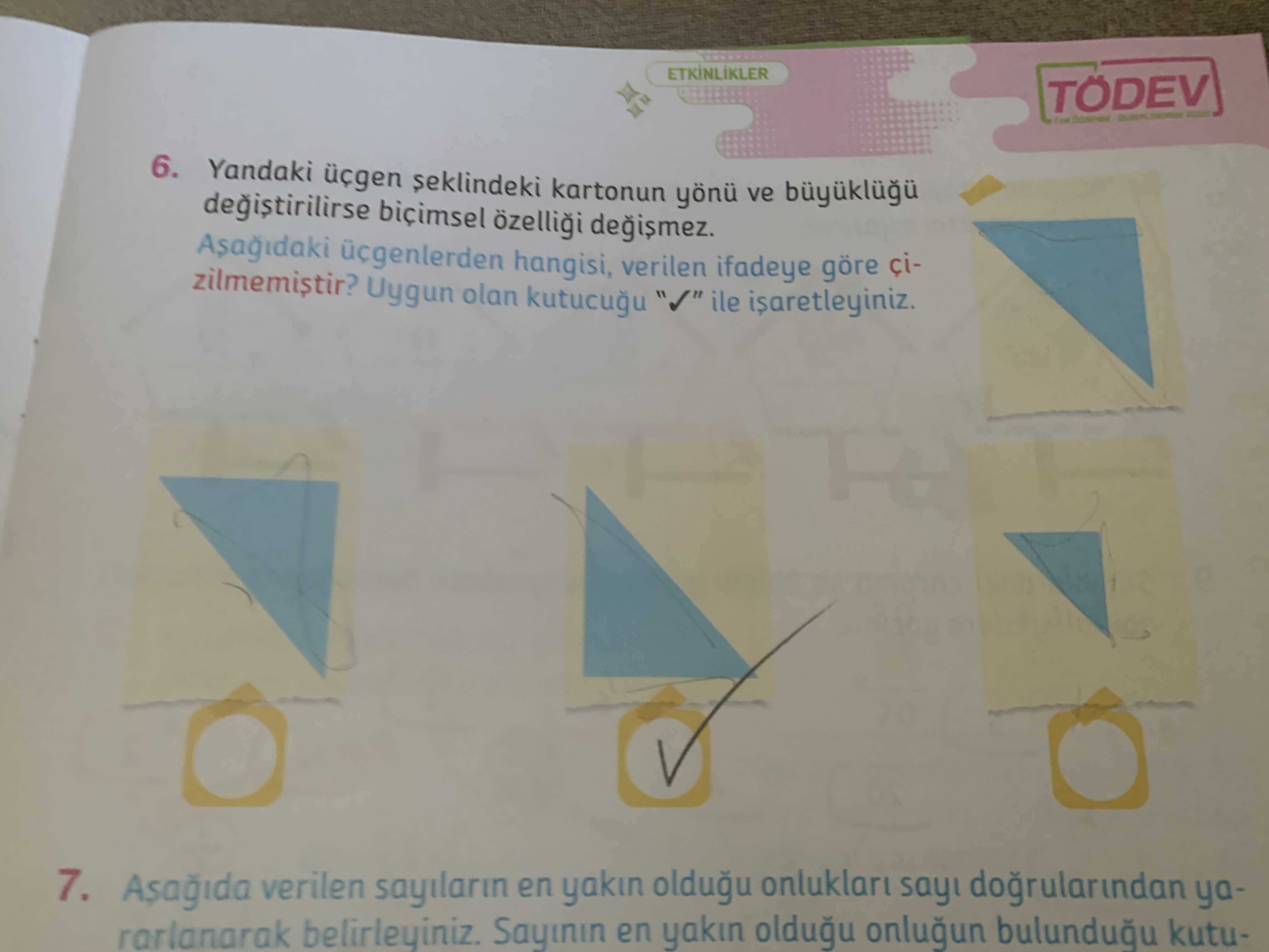 Yandaki üçgen şeklindeki kartonun yönü ve büyüklüğü değiştirilirse biçimsel özelliği değişmez