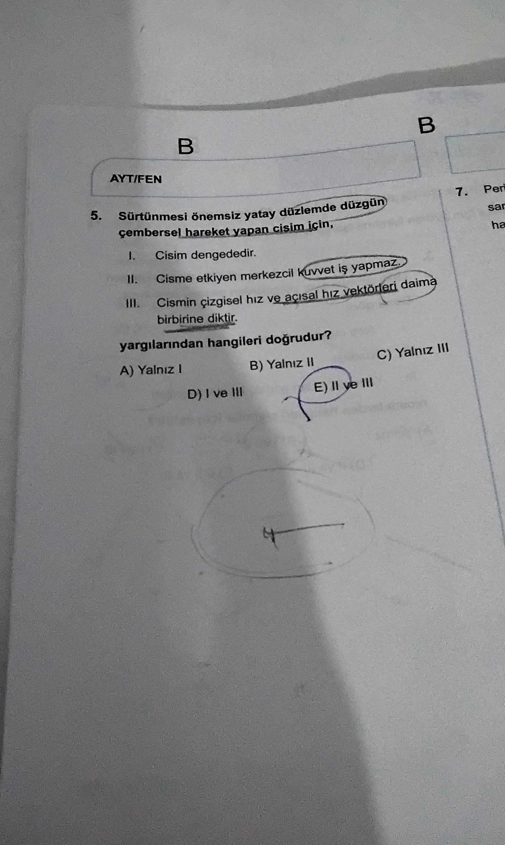 Sürtünmesi önemsiz yatay düzlemde düzgün çembersel hareket yapan cisim için, I. Cisim dengededir