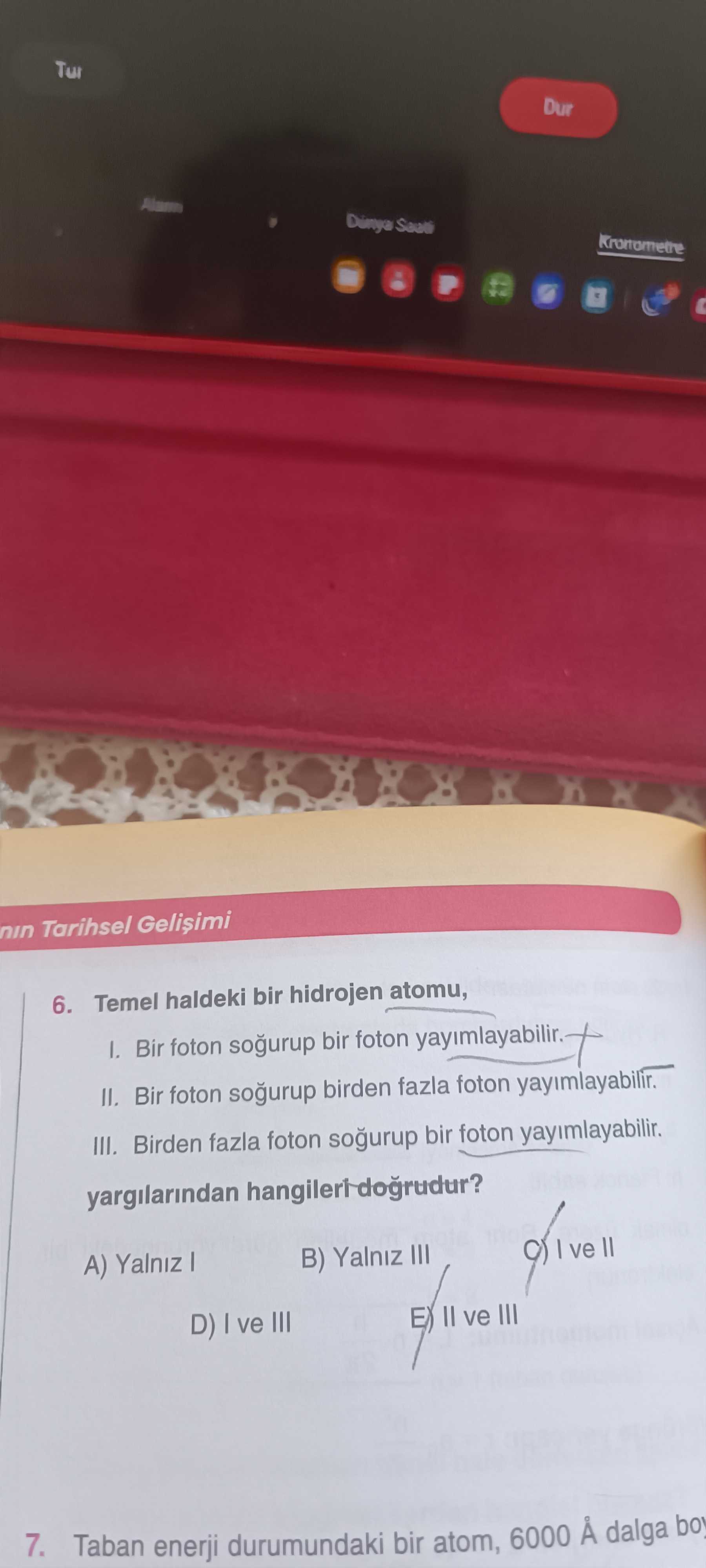 Temel haldeki bir hidrojen atomu, I. Bir foton soğurup bir foton yayımlayabilir. II. Bir foton