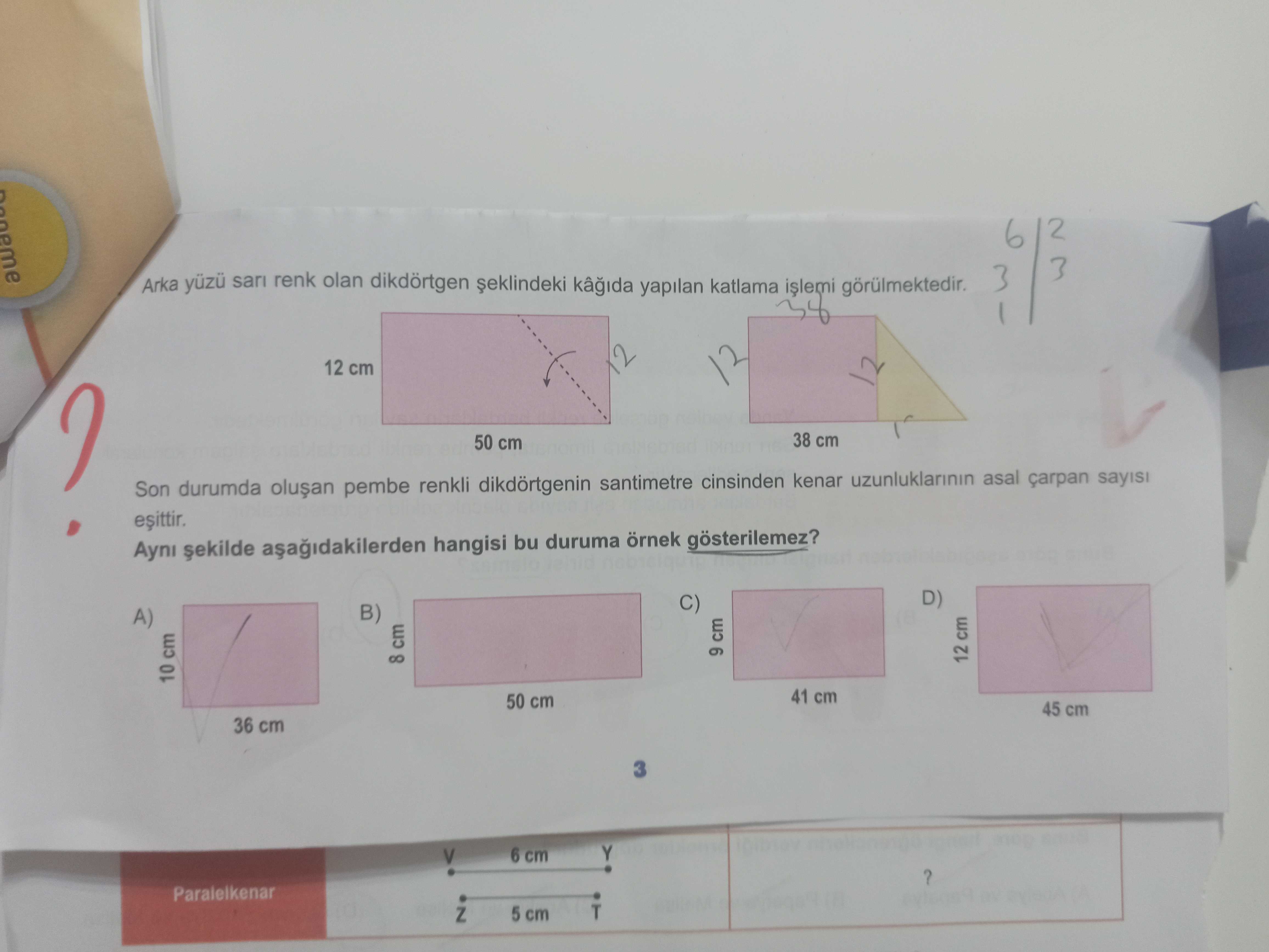 Arka yüzü sarı renk olan dikdörtgen şeklindeki kâğıda yapılan katlama işlemi görülmektedir. Son