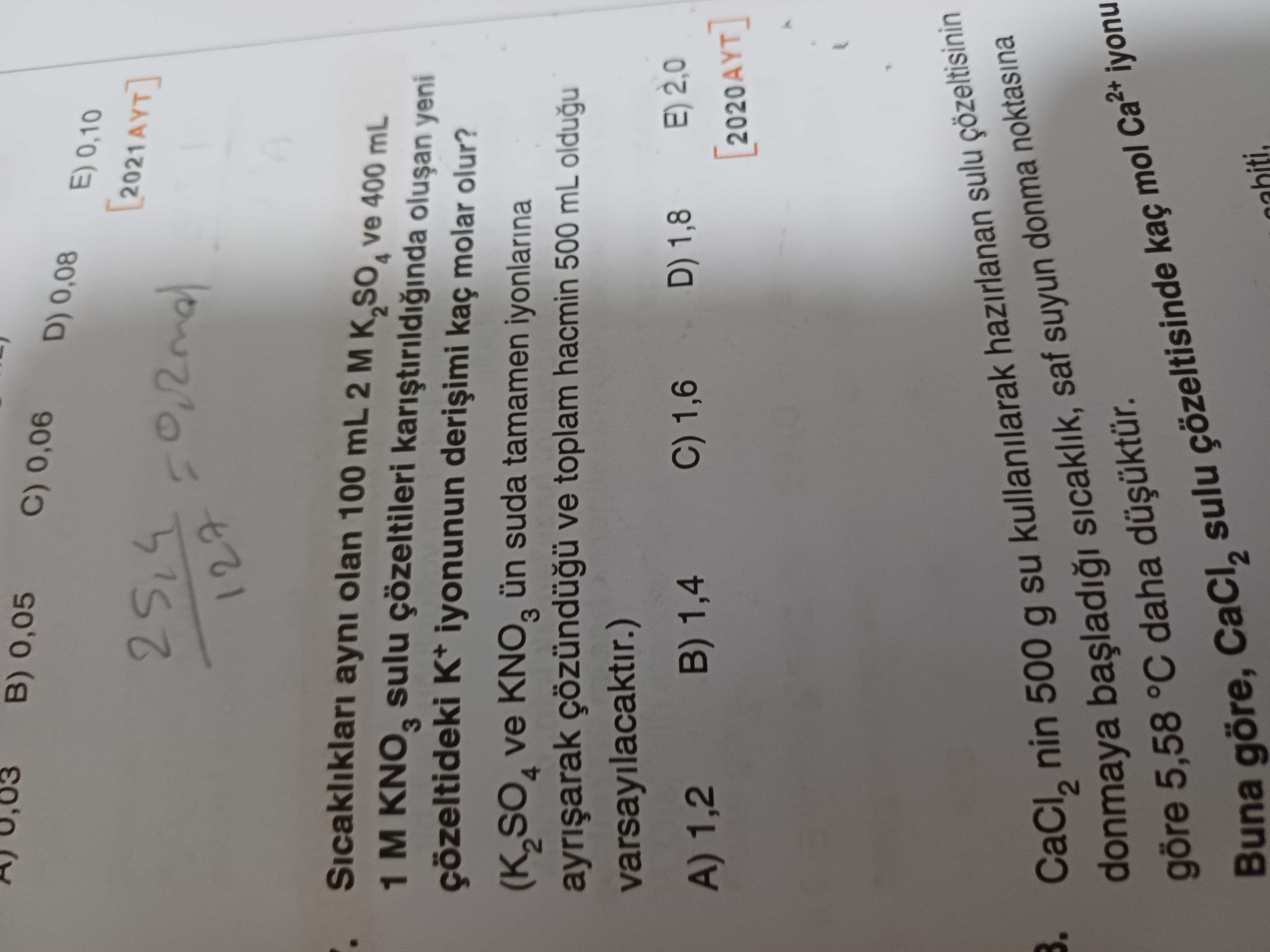 Sıcaklıkları aynı olan 100 mL 2 M K₂SO₄ ve 400 mL 1 M KNO₃ sulu çözeltileri karıştırıldığında oluşan