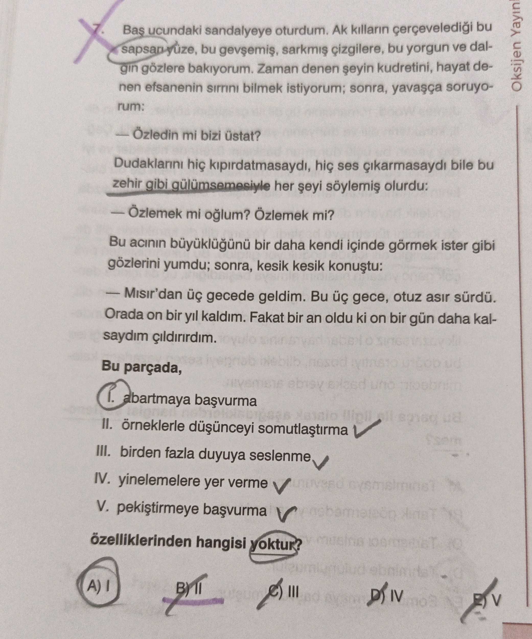 Baş ucundaki sandalyeye oturdum. Ak kılların çerçevelediği bu sapsan yüze, bu gevşemiş, sarkmış