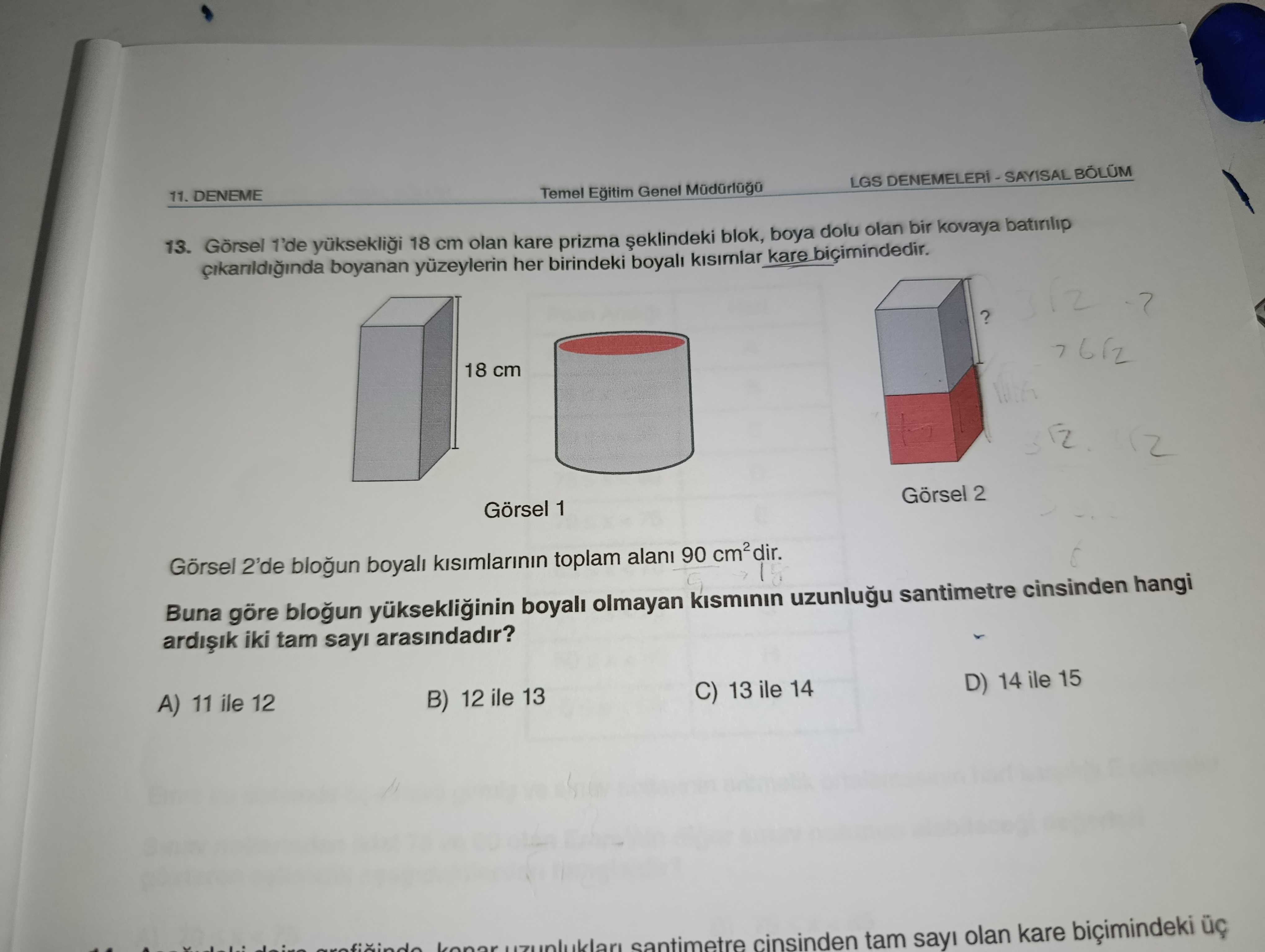 Görsel 1'de yüksekliği 18 cm olan kare prizma şeklindeki blok, boya dolu olan bir kovaya batırılıp