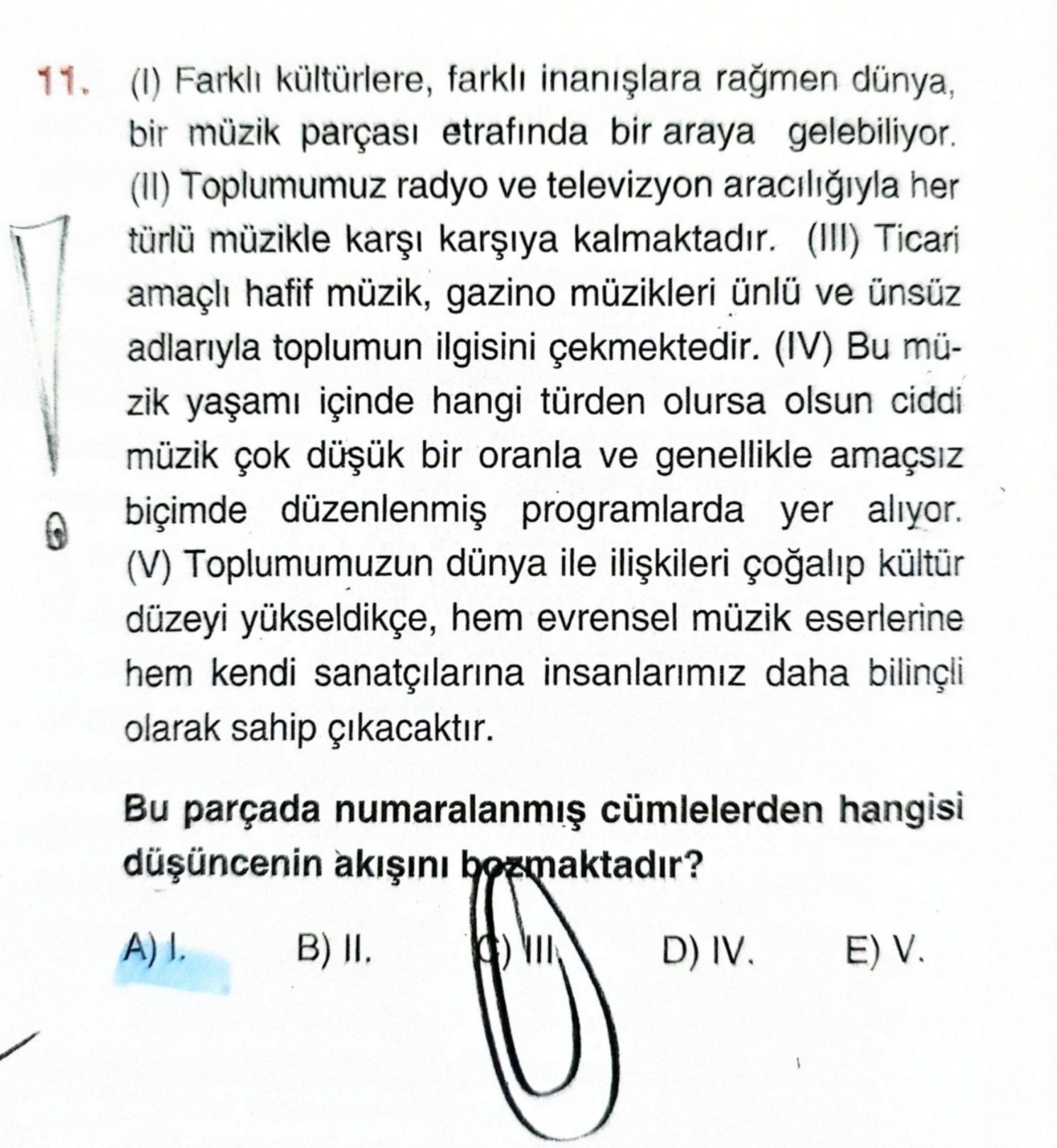 (I) Farklı kültürlere, farklı inanışlara rağmen dünya, bir müzik parçası etrafında bir araya