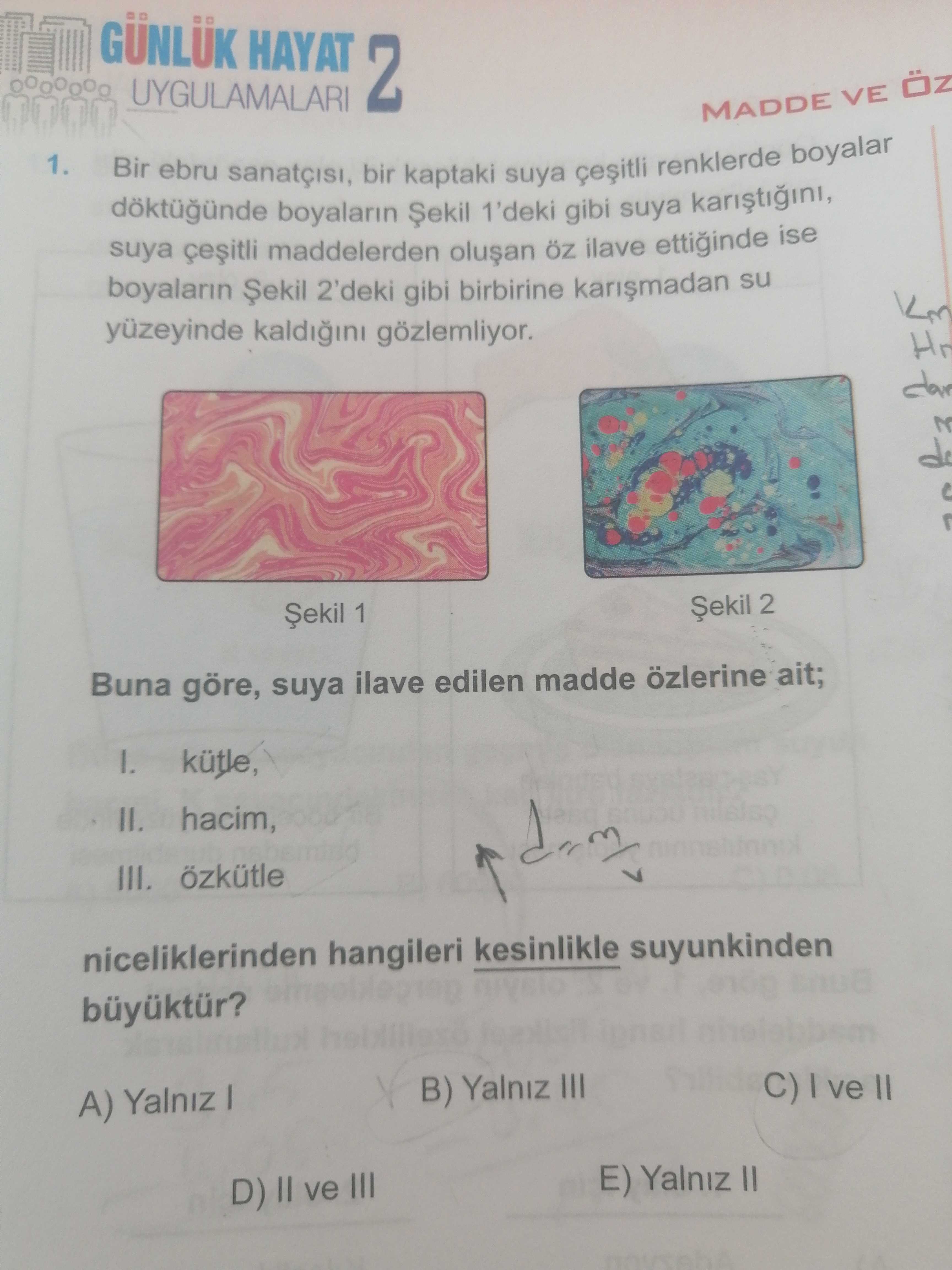 Bir ebru sanatçısı, bir kaptaki suya çeşitli renklerde boyalar döktüğünde boyaların Şekil 1'deki
