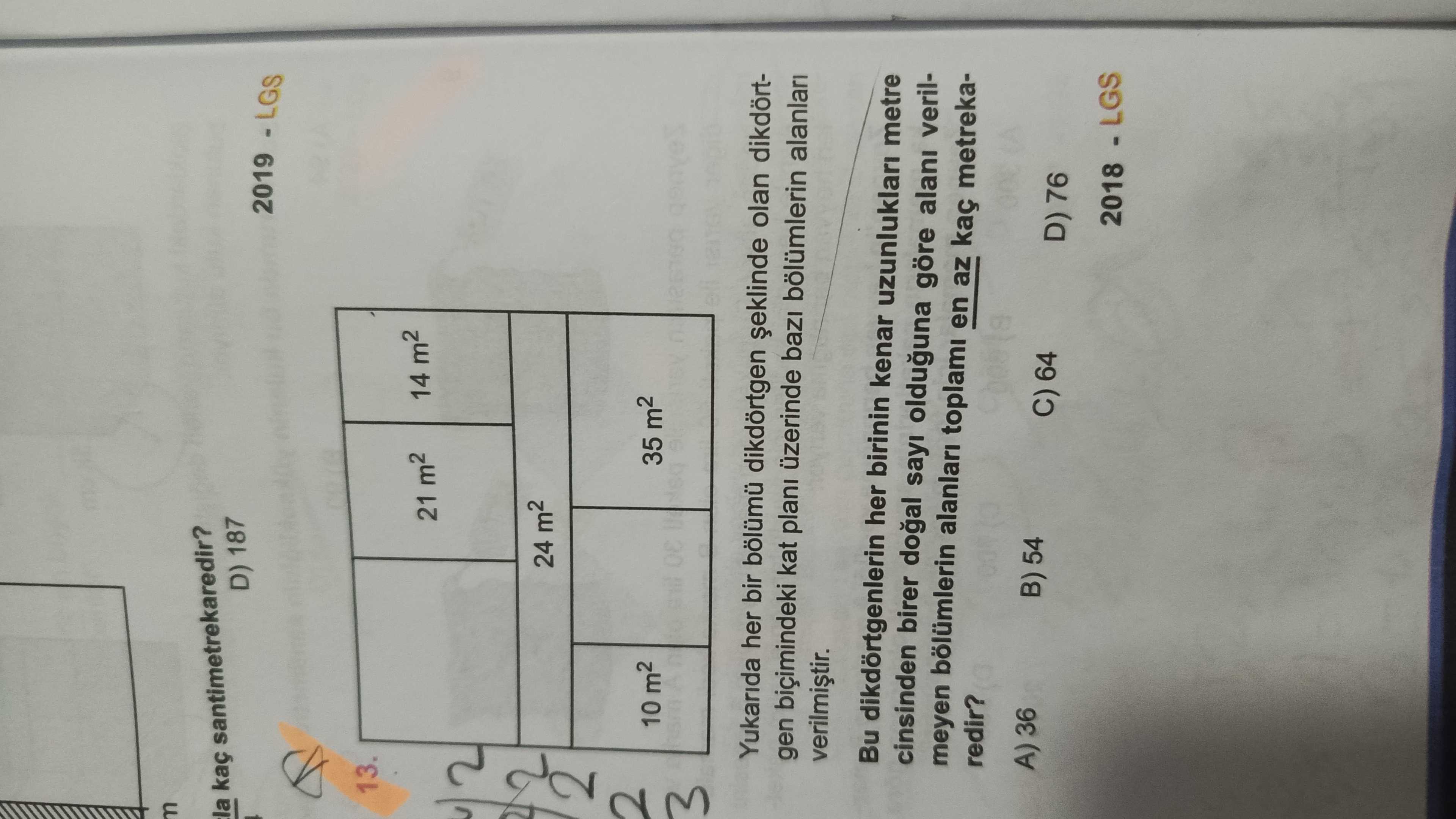Yukarıda her bir bölümü dikdörtgen şeklinde olan dikdörtgen biçimindeki kat planı üzerinde bazı