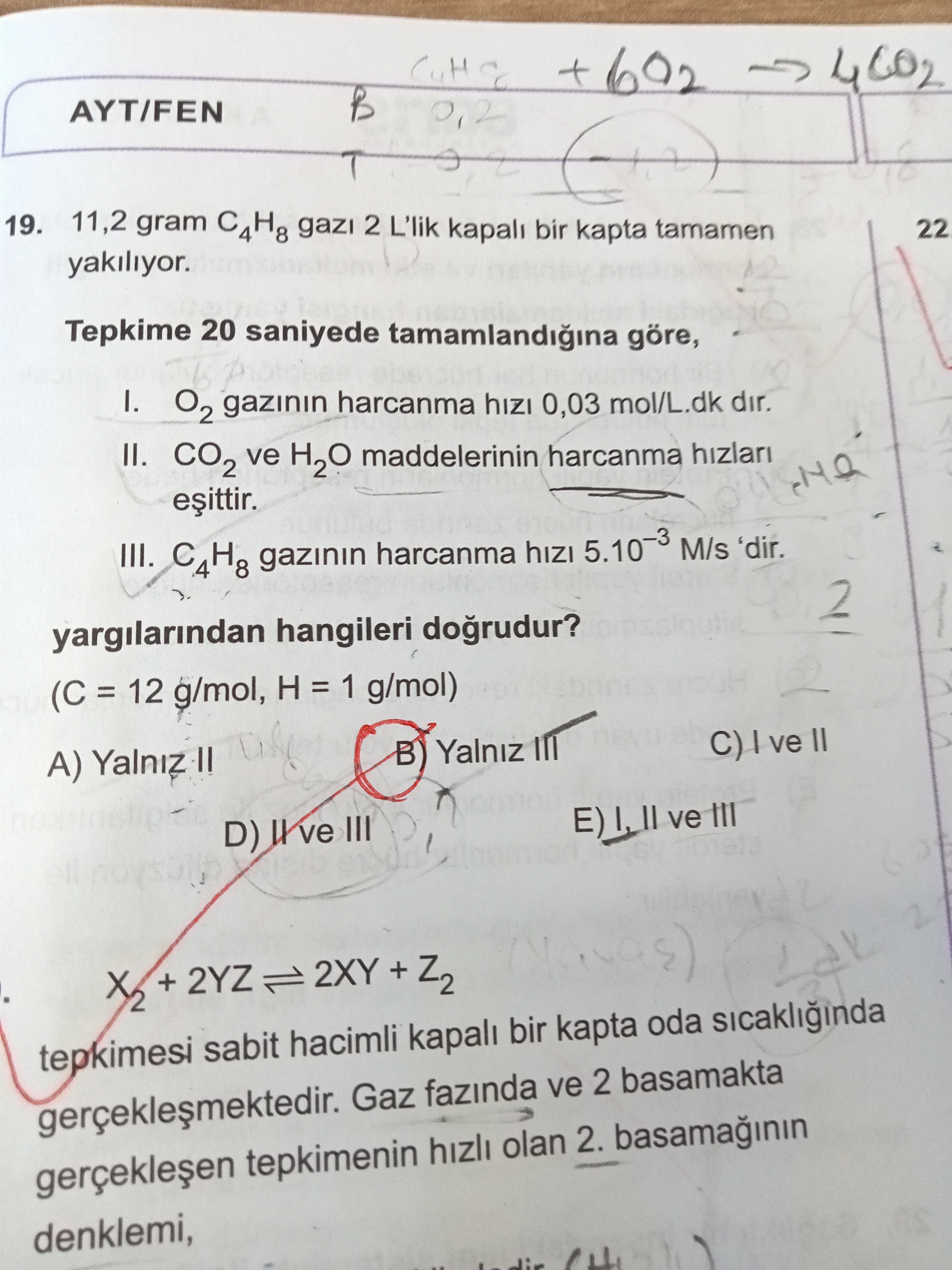 11,2 gram C₄H₈ gazı 2 L'lik kapalı bir kapta tamamen yakılıyor. Tepkime 20 saniyede tamamlandığına