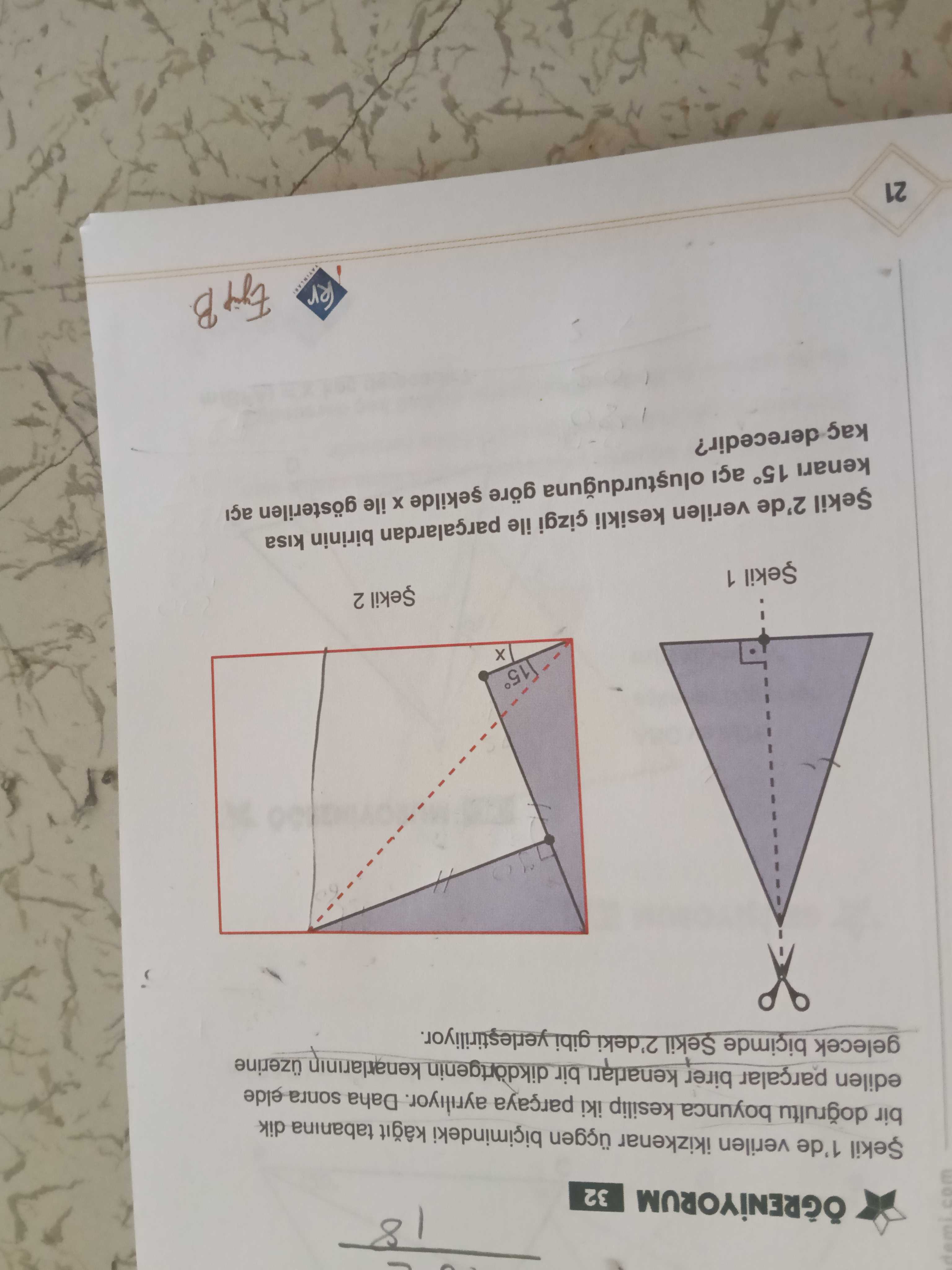 Şekil 1'de verilen ikizkenar üçgen biçimindeki kağıt tabanına dik bir doğrultu boyunca kesilip iki