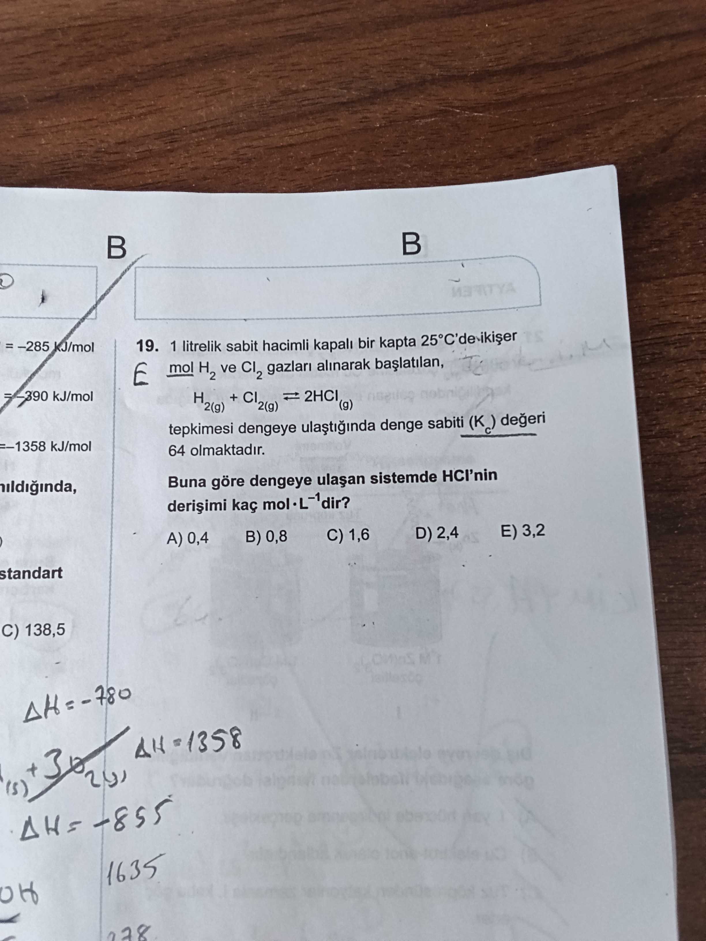 1 litrelik sabit hacimli kapalı bir kapta 25°C'de ikişer mol H₂ ve Cl₂ gazları alınarak başlatılan