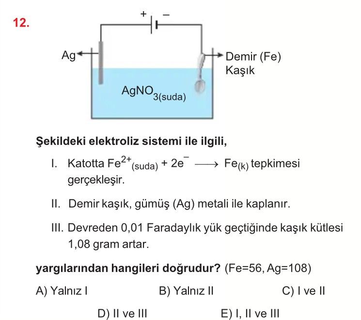 Şekildeki elektroliz sistemi ile ilgili, I. Katotta Fe²⁺(suda) + 2e⁻ ⟶ Fe(k) tepkimesi gerçekleşir