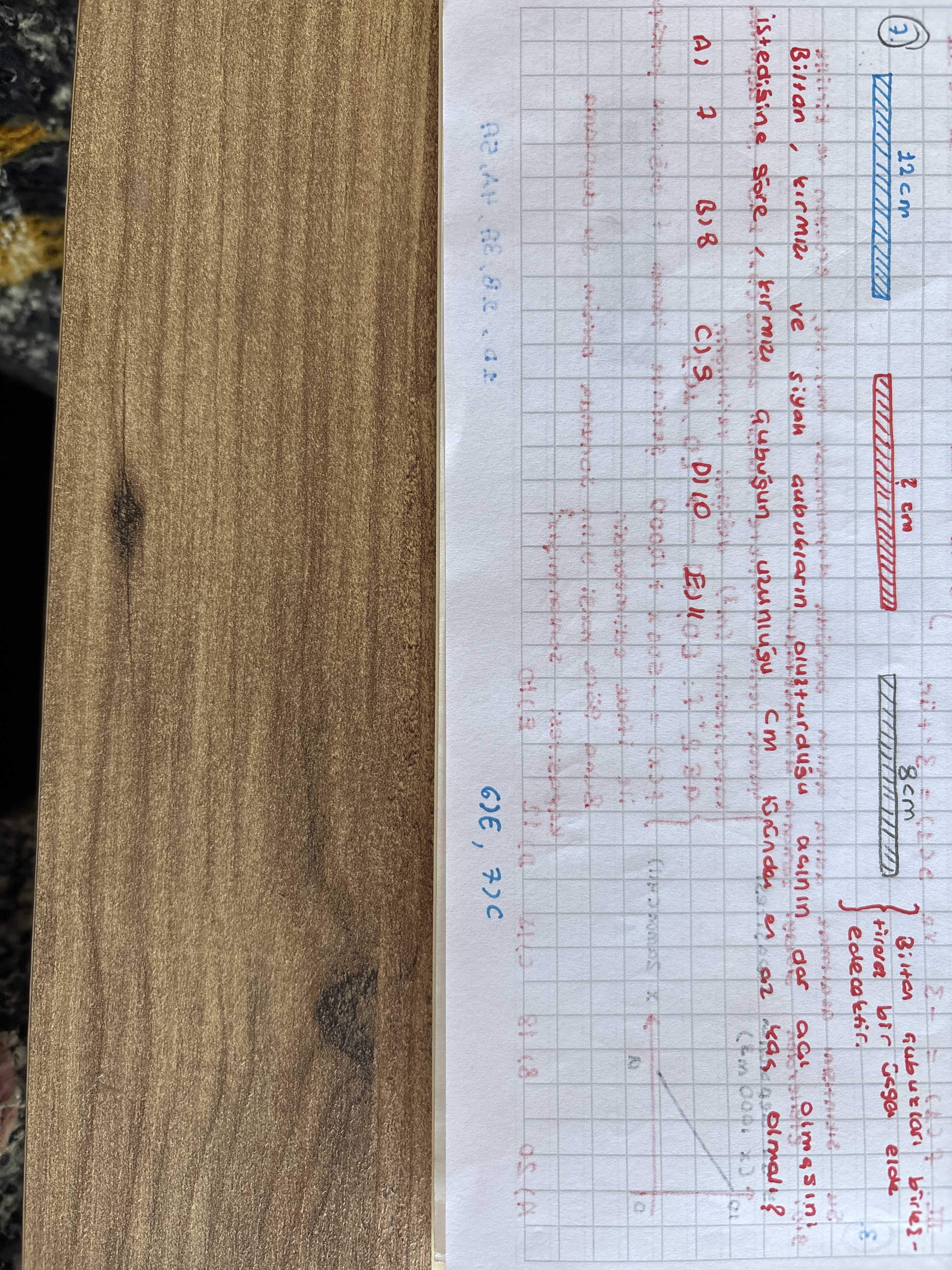 Biliran, kırmızı ve siyah çubukların diğiturduğu açının en az kaç olmasını, istediğine göre, kırmızı