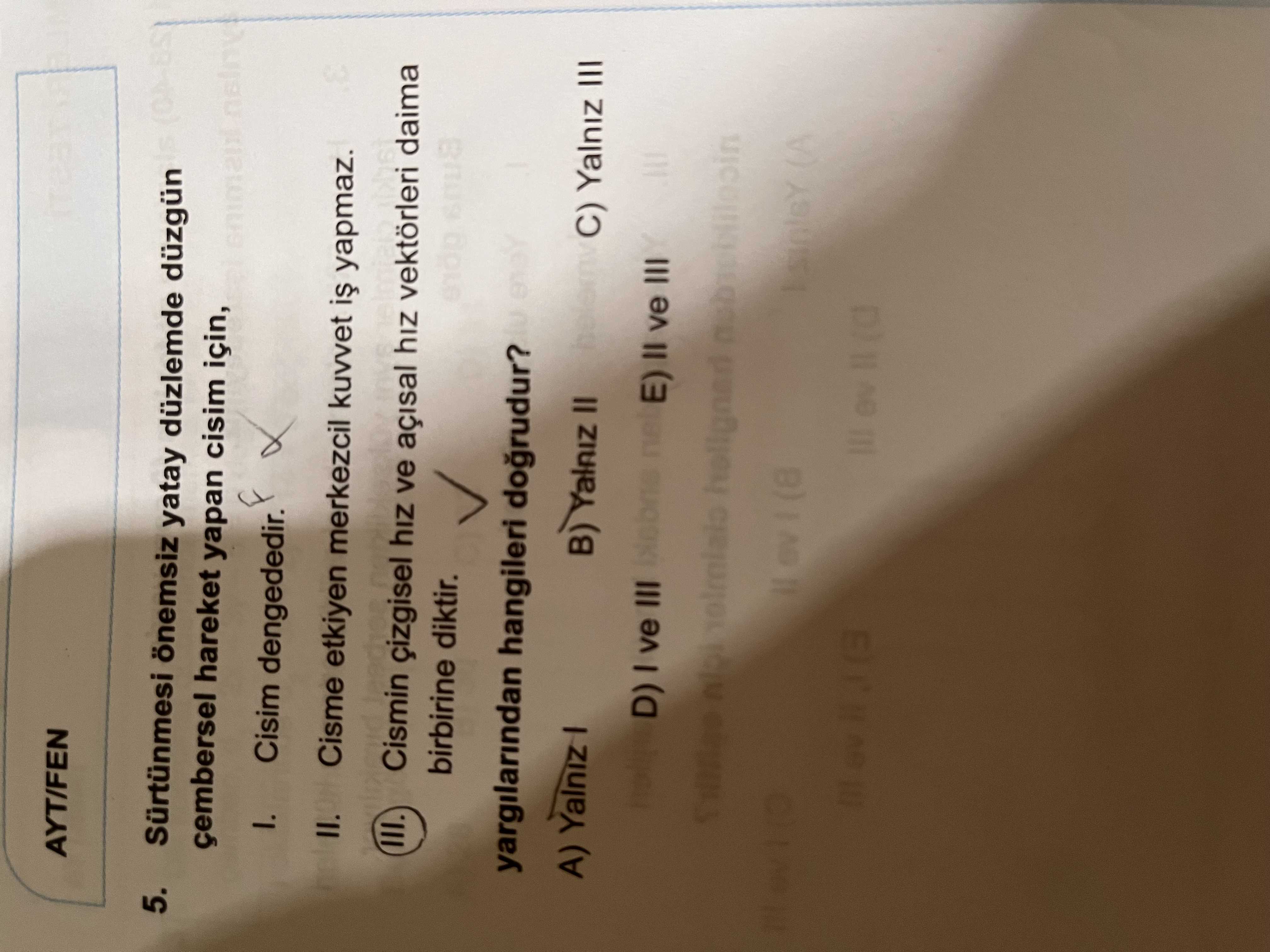 Sürtünmesi önemsiz yatay düzlemde düzgün çembersel hareket yapan cisim için, I. Cisim dengededir