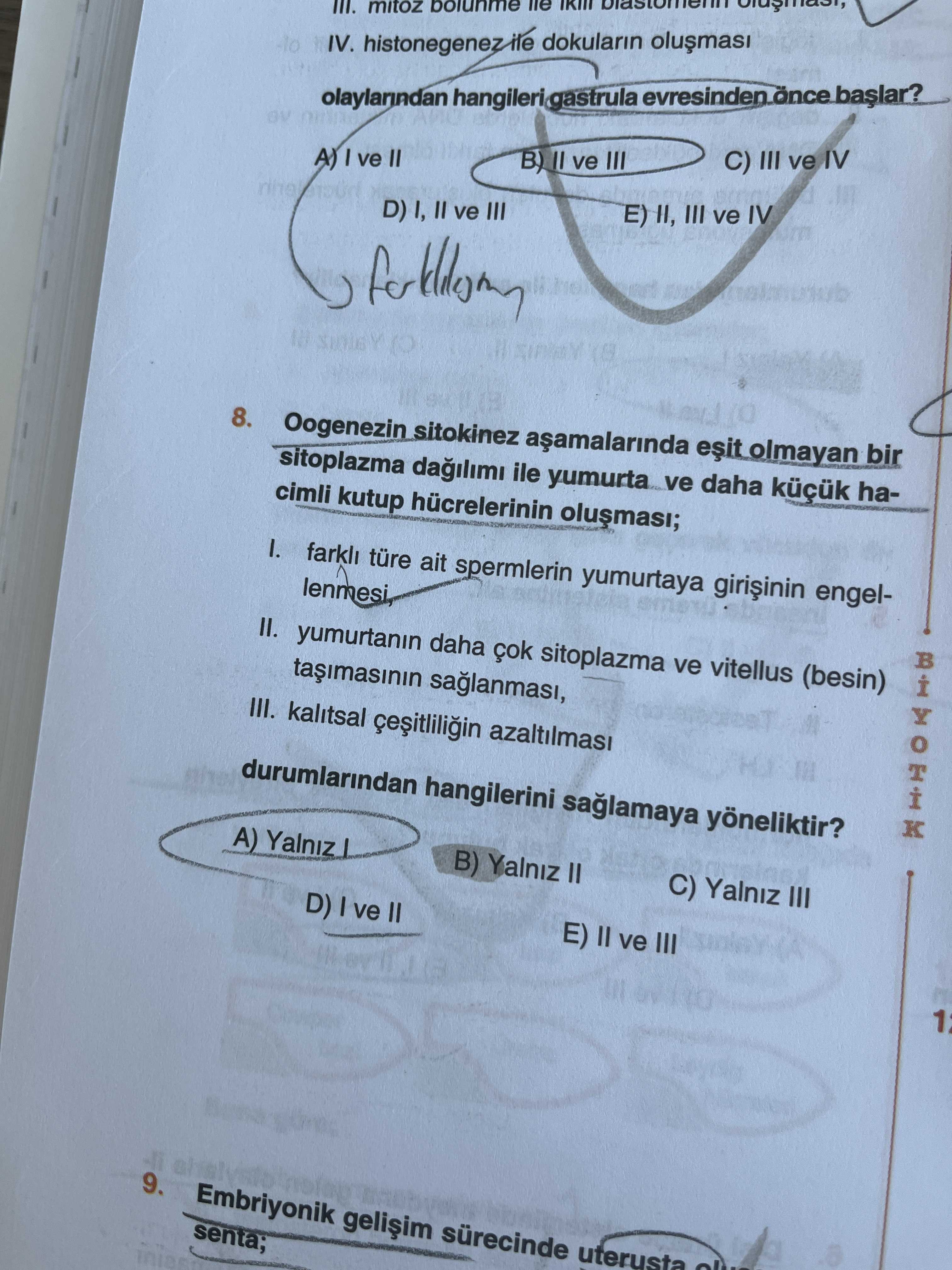 Oogenezin sitokinez aşamalarında eşit olmayan bir sitoplazma dağılımı ile yumurta ve daha küçük
