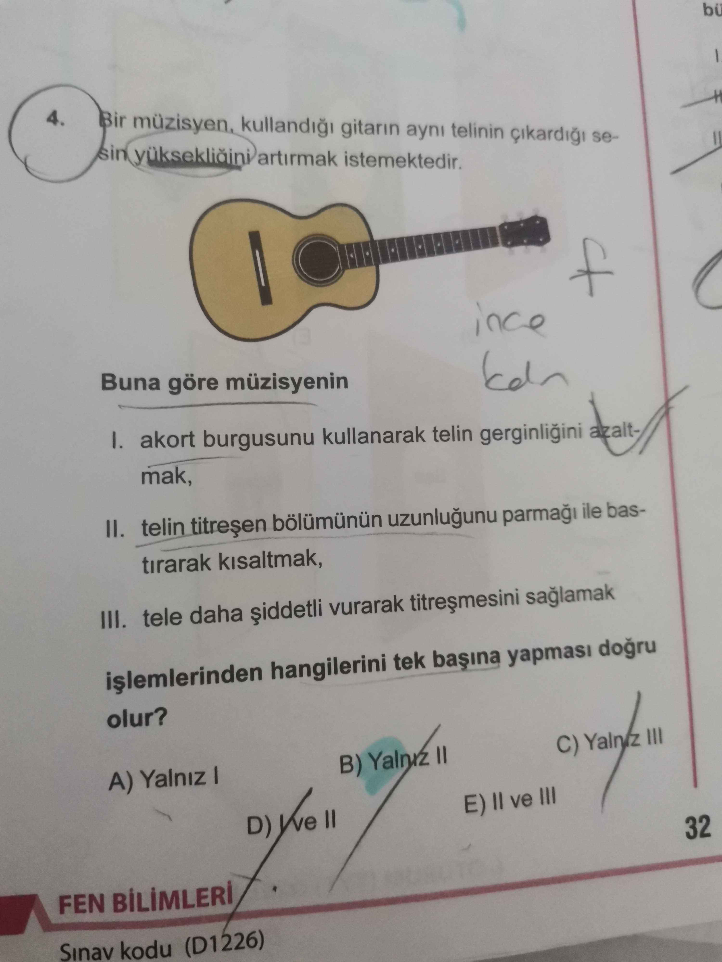 Bir müzisyen, kullandığı gitarın aynı telinin çıkardığı sesin yüksekliğini artırmak istemektedir